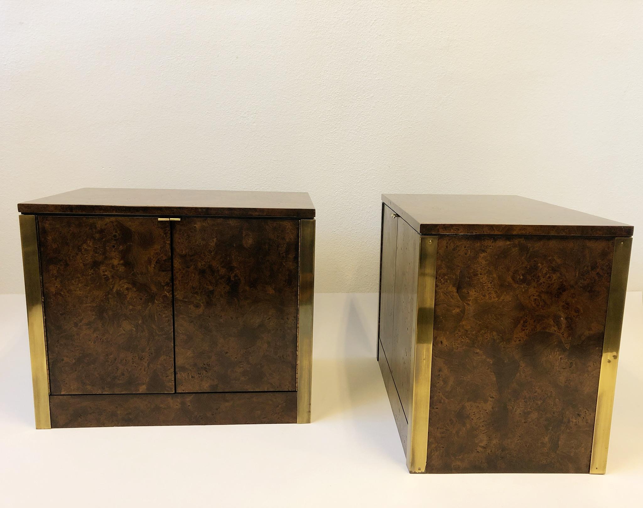 Pair of Burlwood and Brass Nightstands by Mastercraft In Excellent Condition In Palm Springs, CA