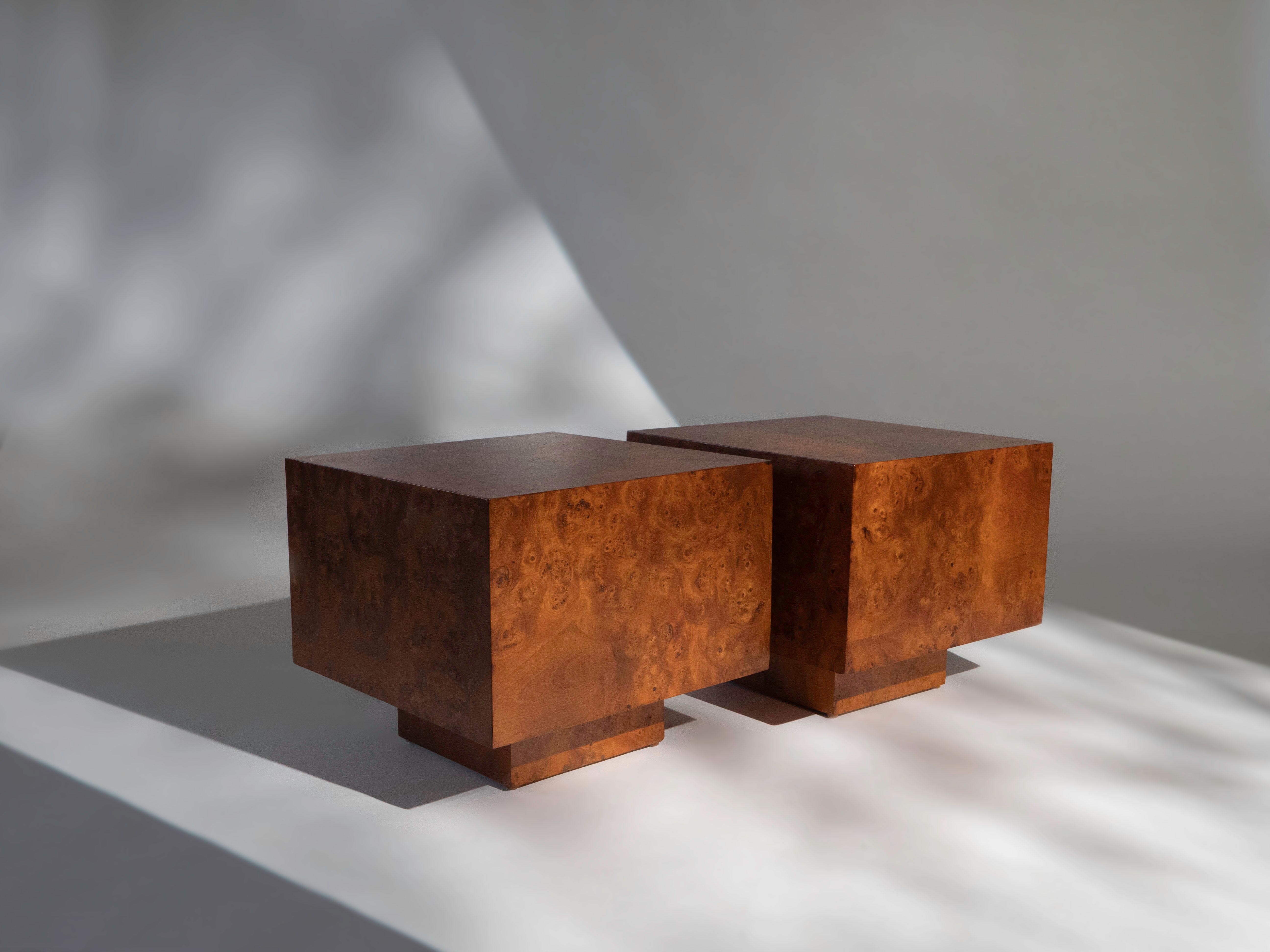 Paire de tables d'appoint cubiques en bois de bourgogne avec socles, vers les années 1970. 

Les tables ont été récemment remises à neuf et présentent une légère patine. Dans l'ensemble, ils sont en excellent état. Design/One attribué à Milo
