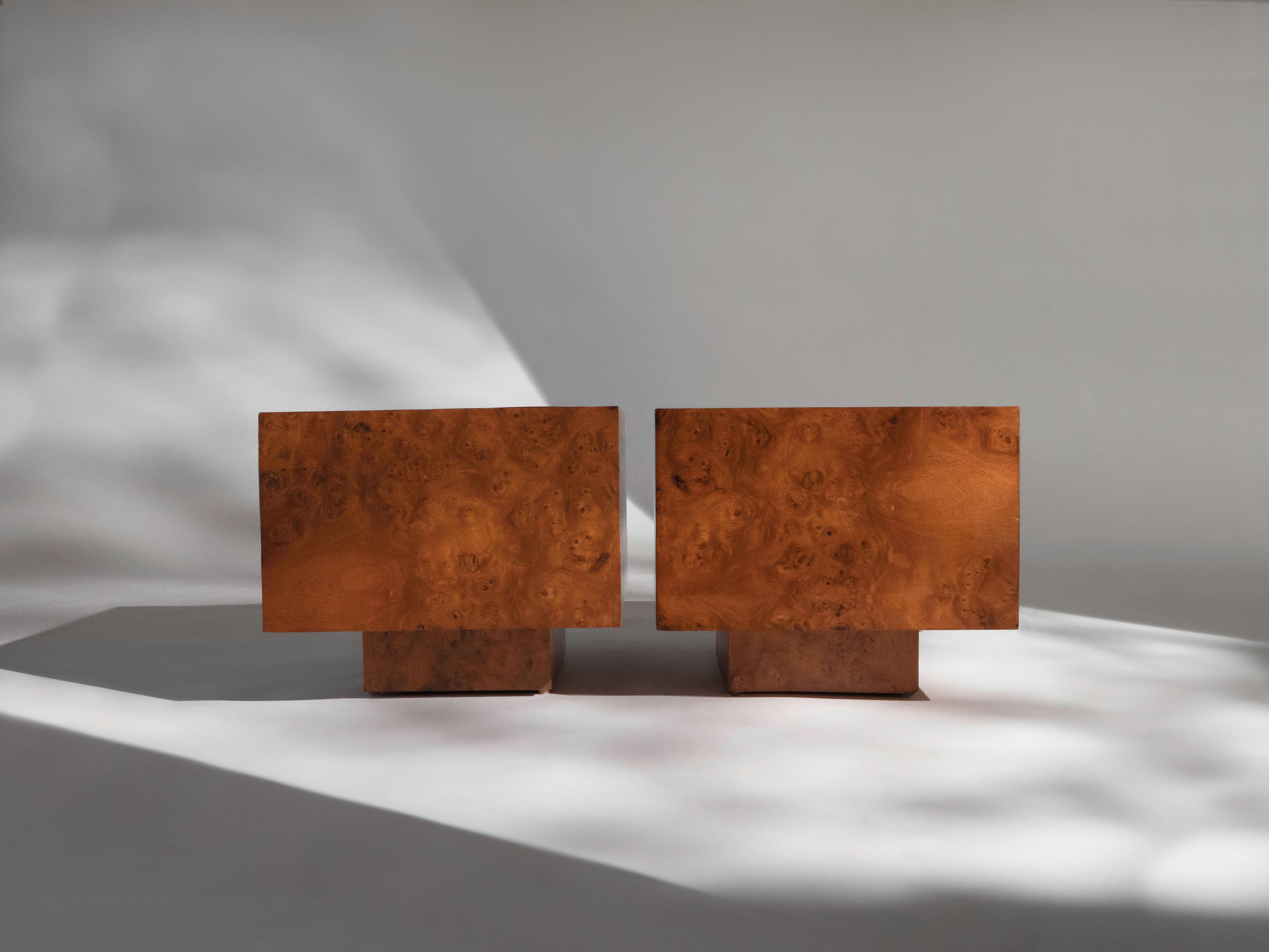 Mid-Century Modern Paire de tables d'appoint cubiques en bois de ronce, vers 1970 en vente