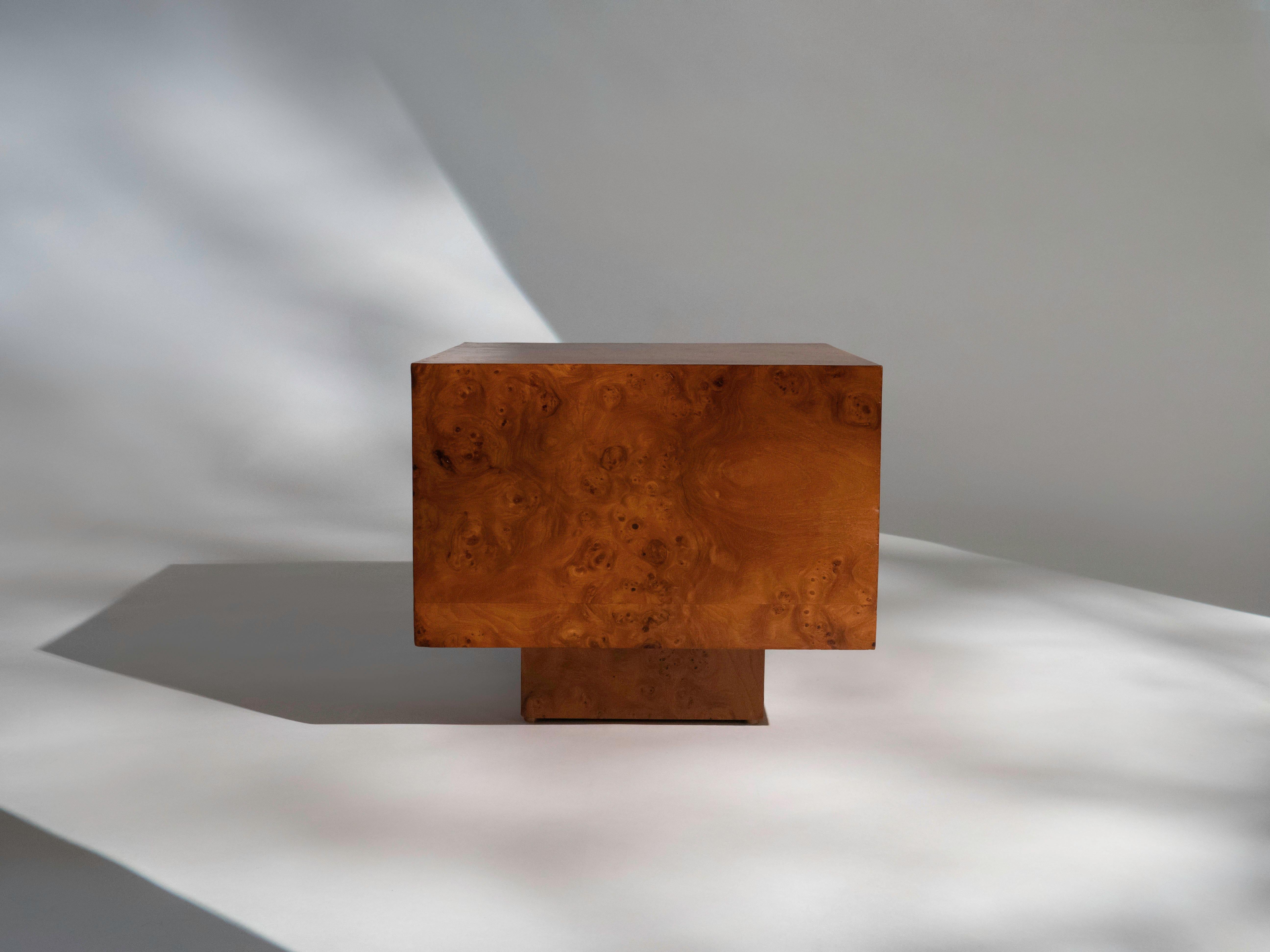 Américain Paire de tables d'appoint cubiques en bois de ronce, vers 1970 en vente