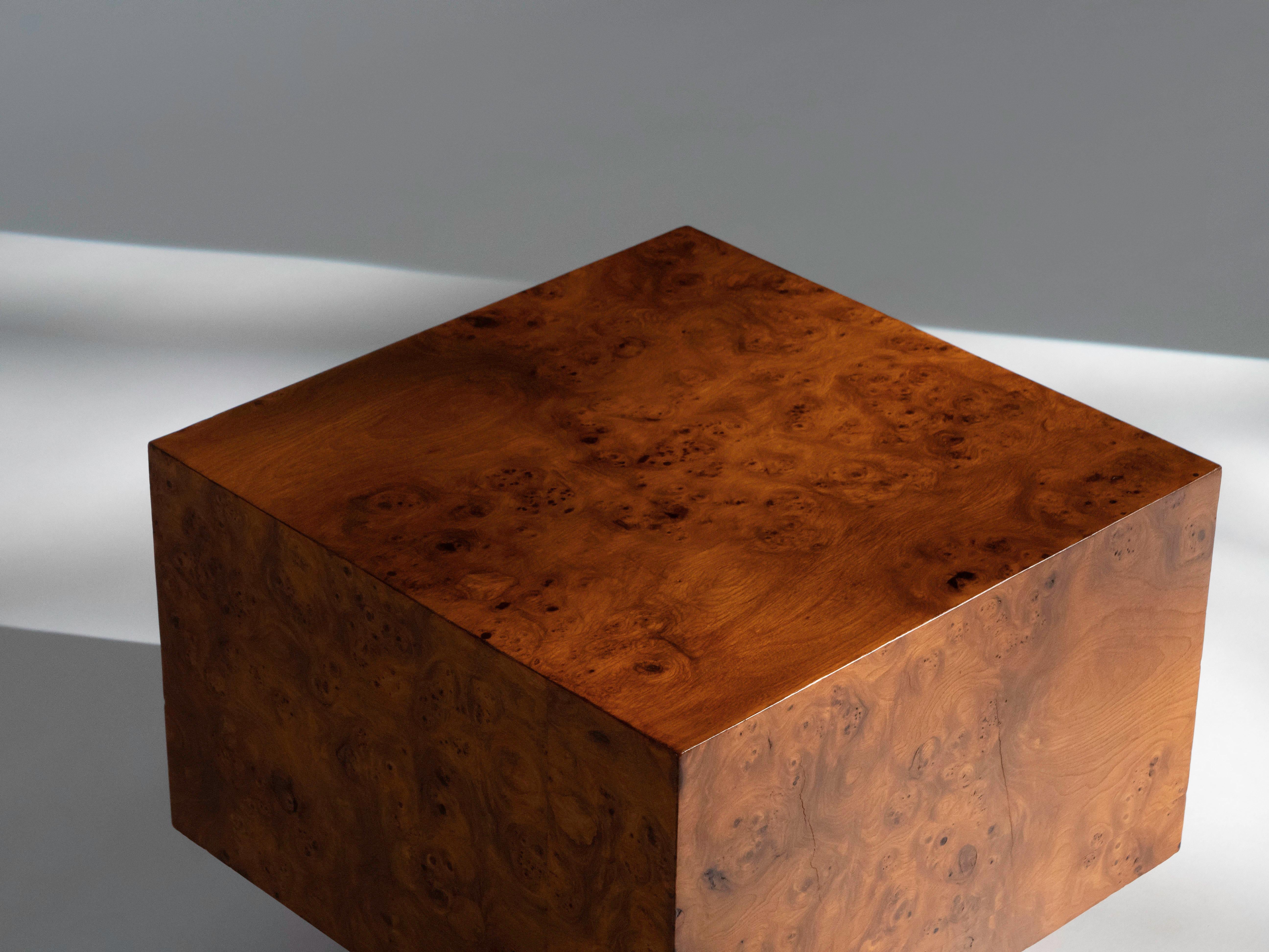 Paire de tables d'appoint cubiques en bois de ronce, vers 1970 Bon état - En vente à Los Angeles, CA