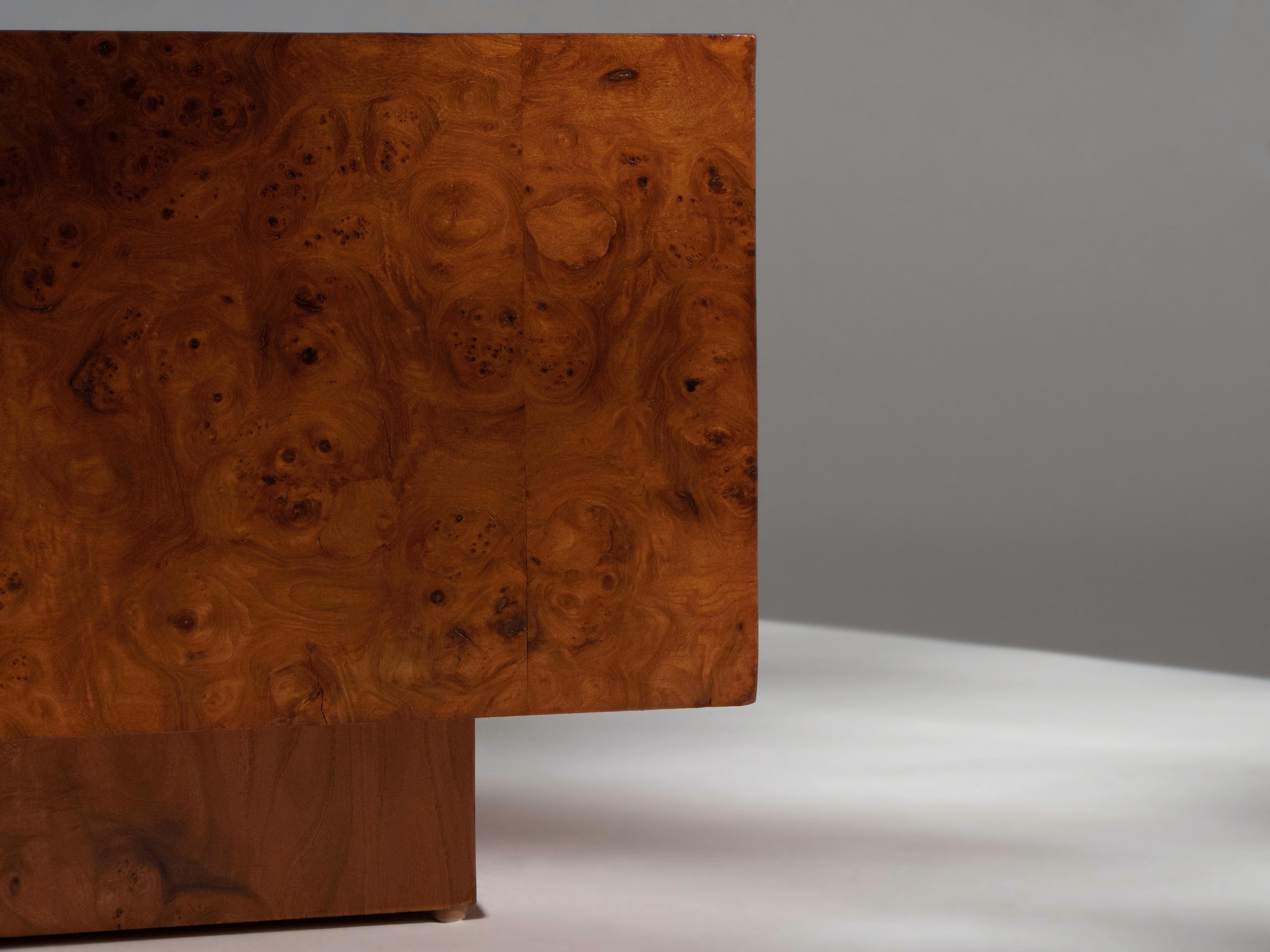 20ième siècle Paire de tables d'appoint cubiques en bois de ronce, vers 1970 en vente