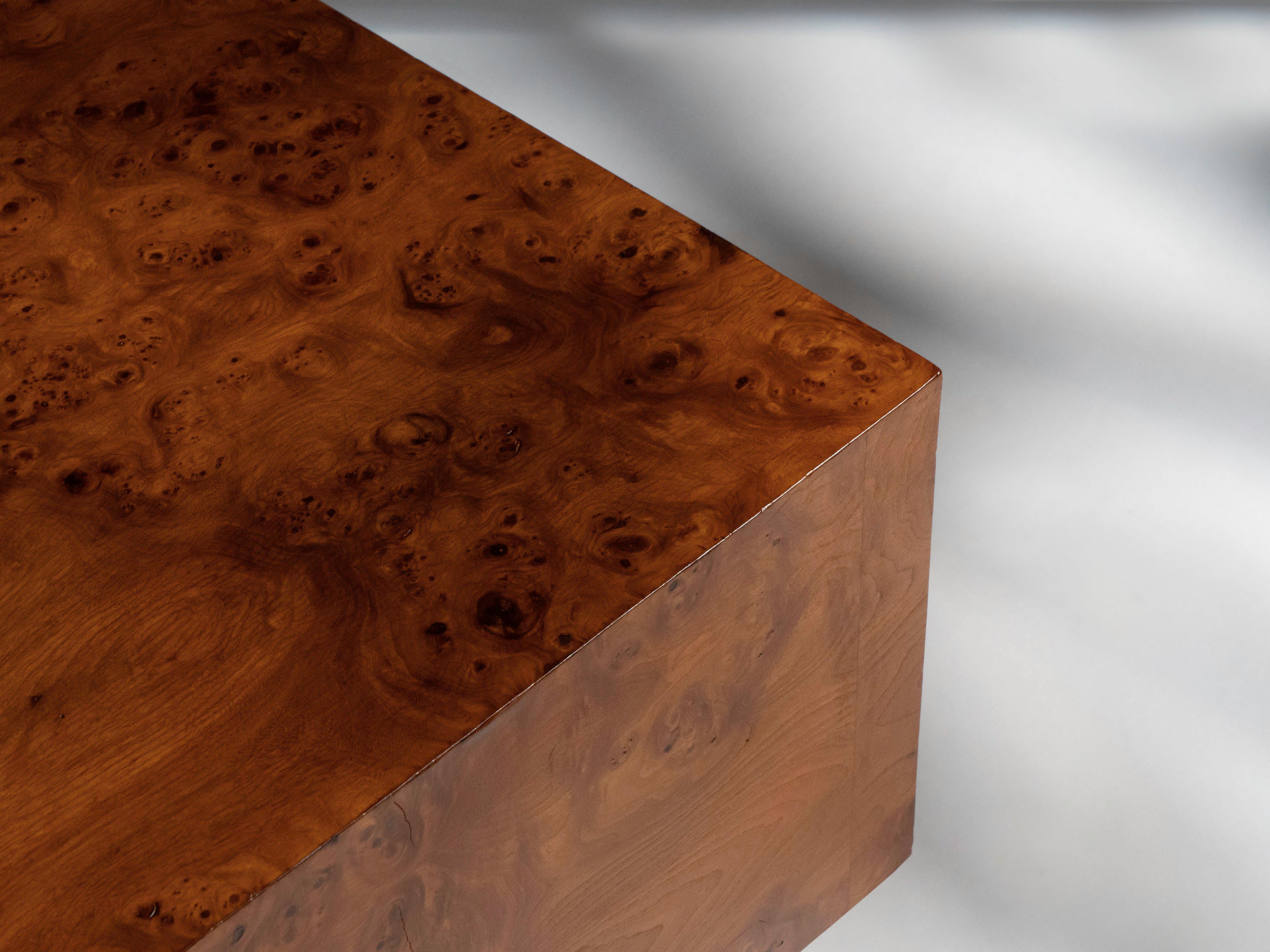 Broussin Paire de tables d'appoint cubiques en bois de ronce, vers 1970 en vente