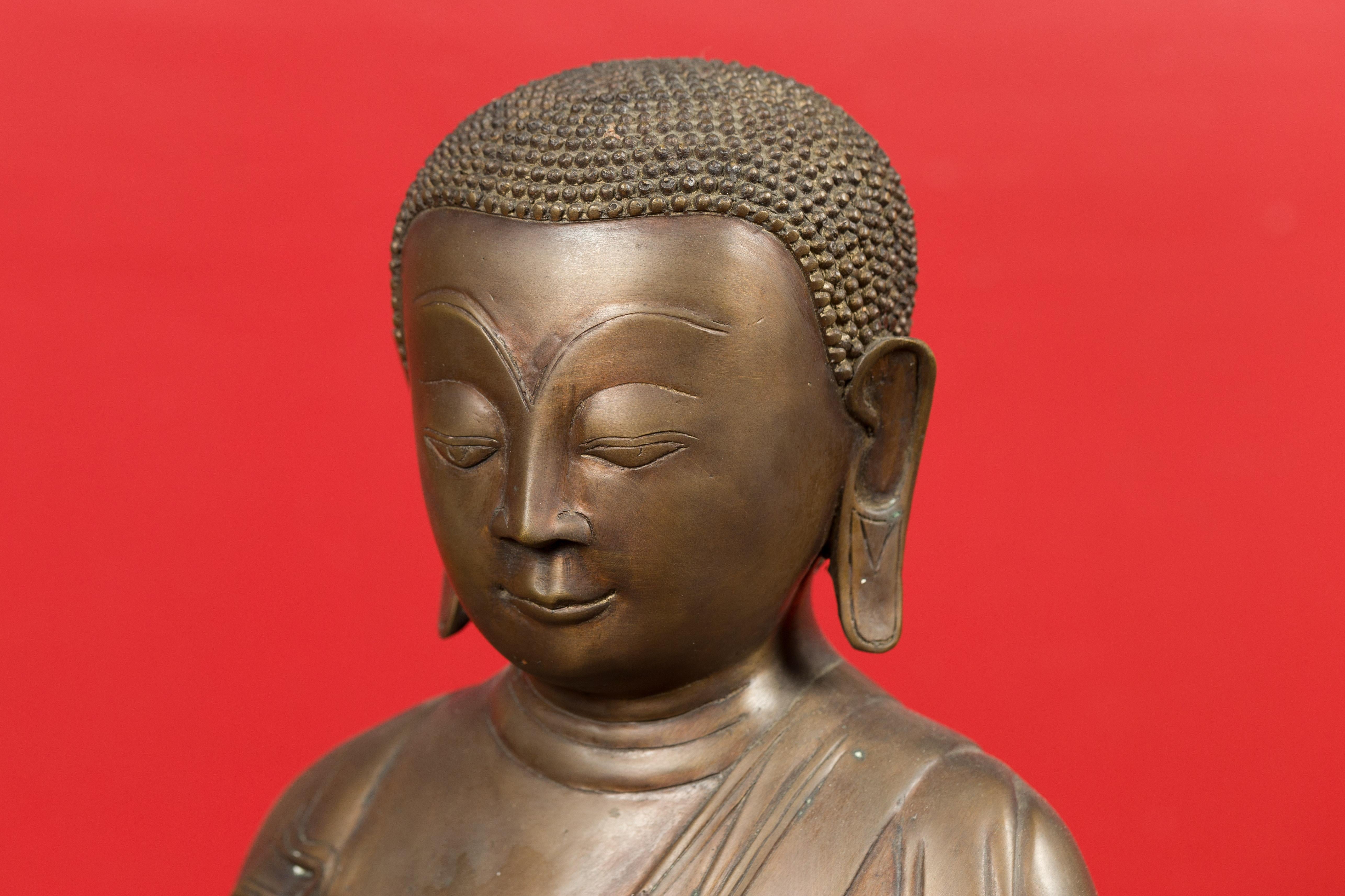 kneeling buddha statue