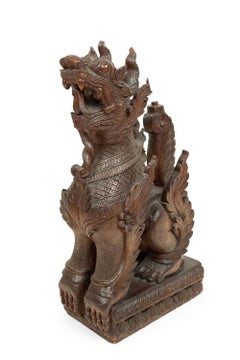 Paar birmanische geschnitzte Foo Dog Figuren