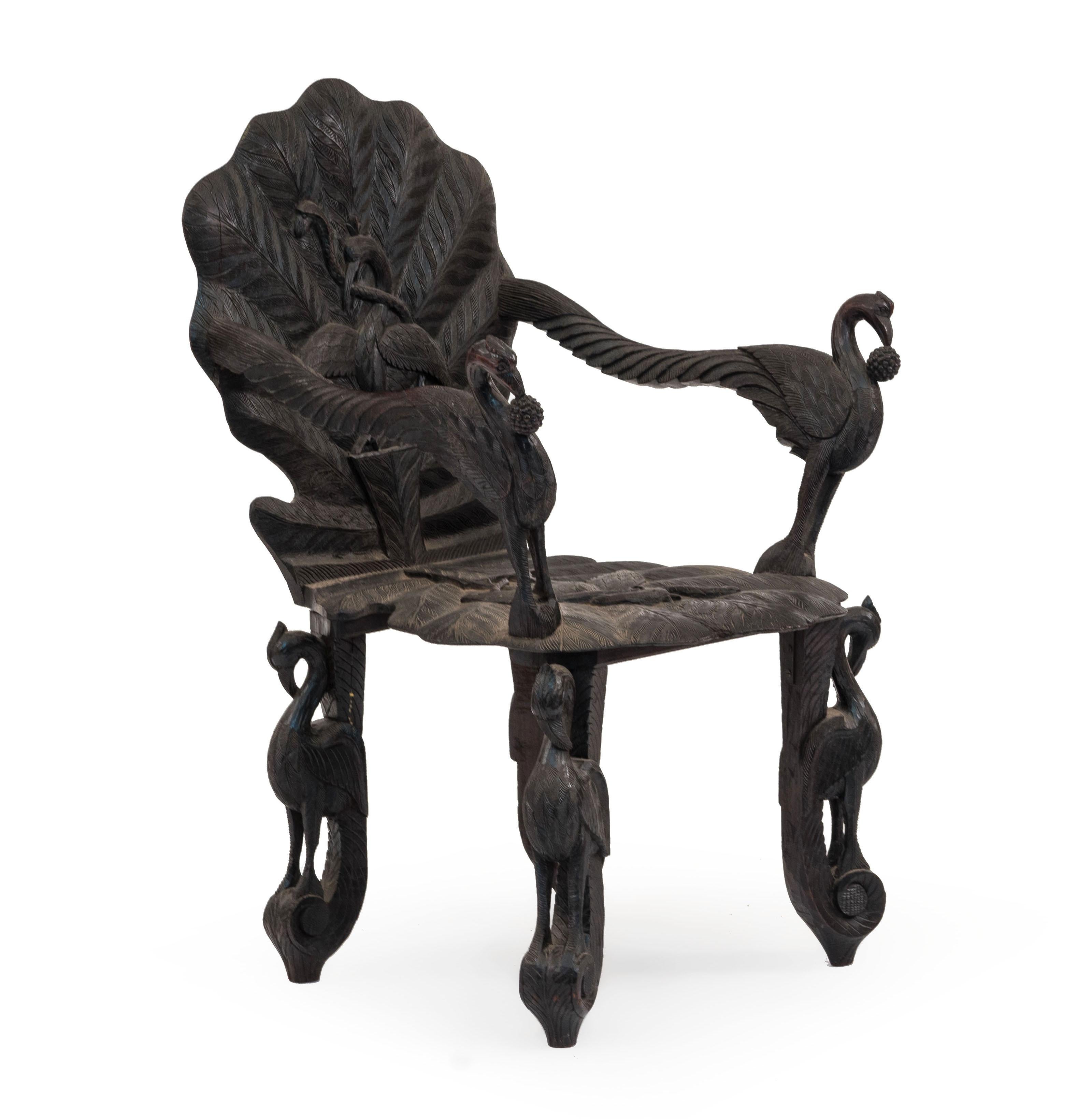 Paire de fauteuils asiatiques de style birman (19e siècle), sculptés en bois d'ébène, avec sièges et dossiers à motifs de feuilles, et accoudoirs sculptés d'oiseaux. (prix par paire).