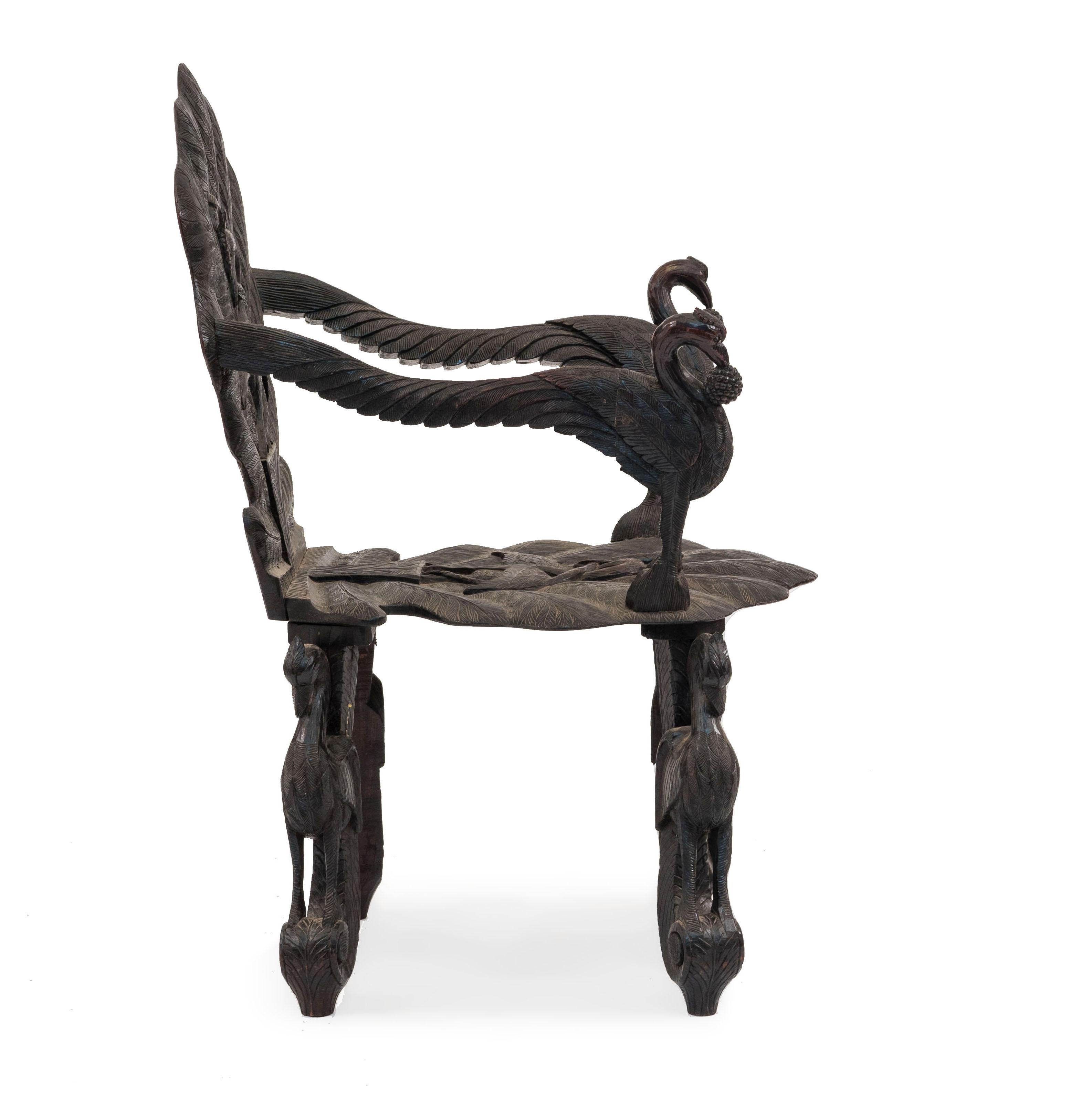 Ébénisé Paire de fauteuils birmans en bois d'ébène sculpté à motifs de feuilles et d'oiseaux en vente