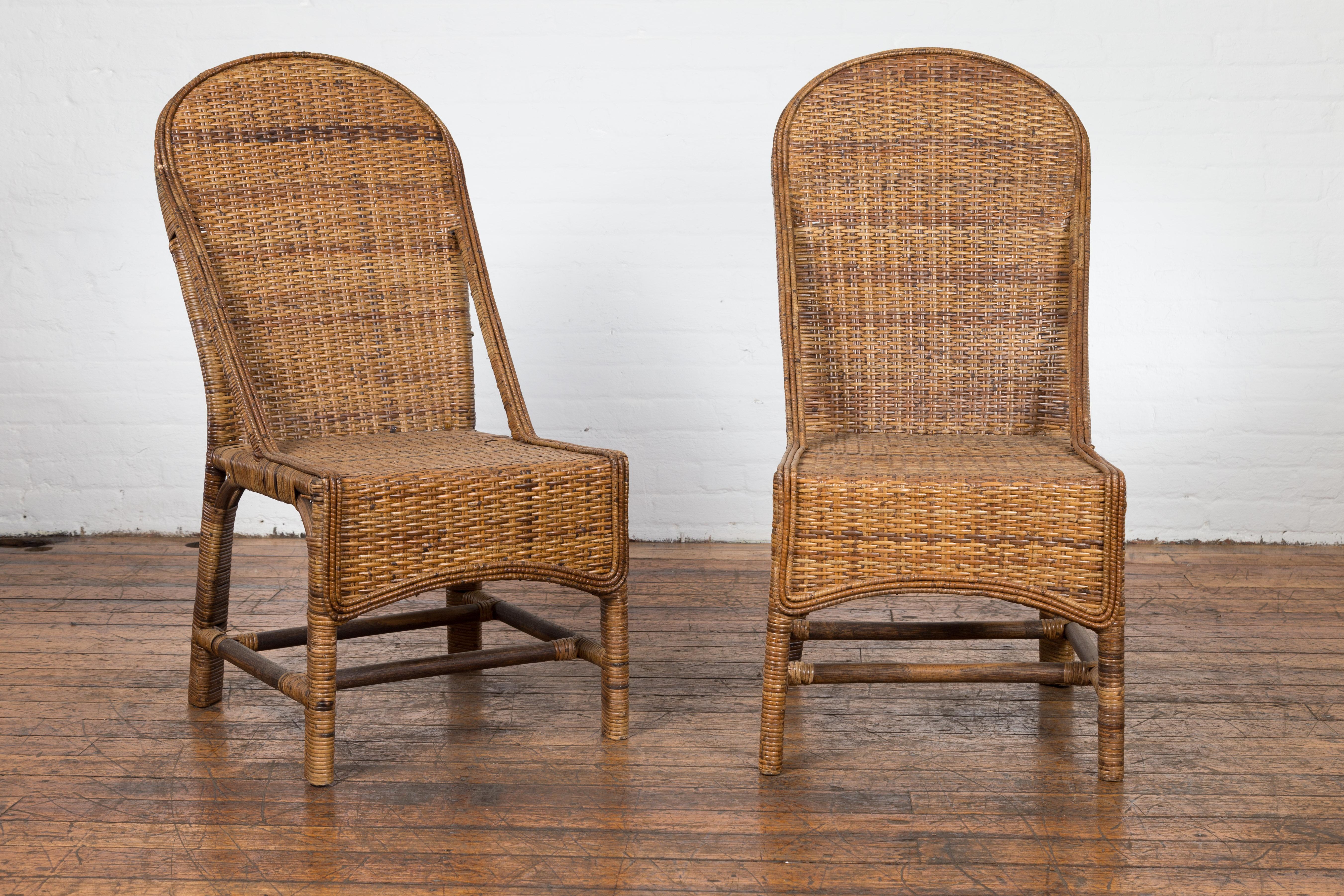 Tessuto Coppia di sedie vintage in stile country in rattan intrecciato e bambù in vendita