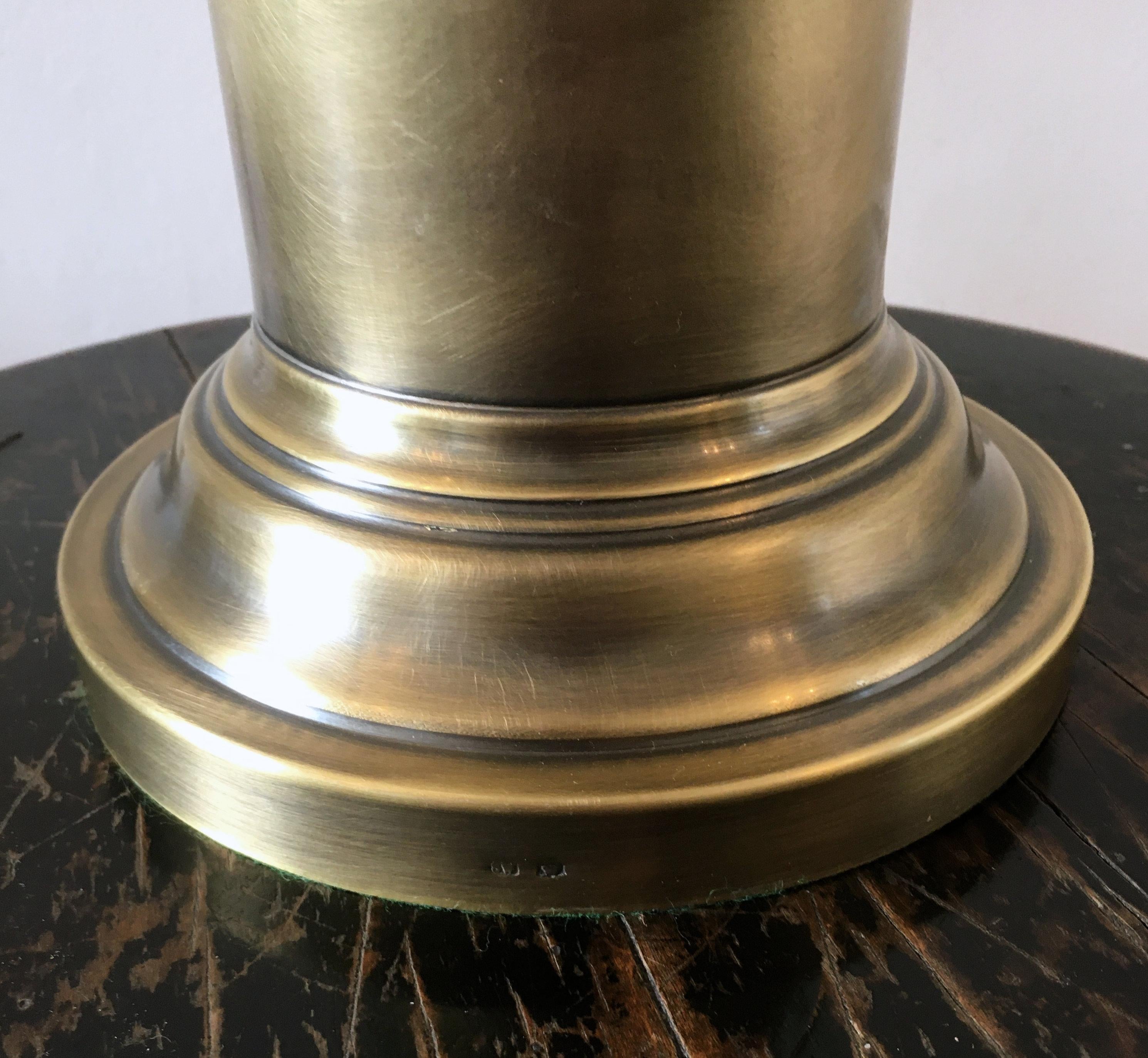 Britannique Paire de lampes de table contemporaines en laiton bruni en vente
