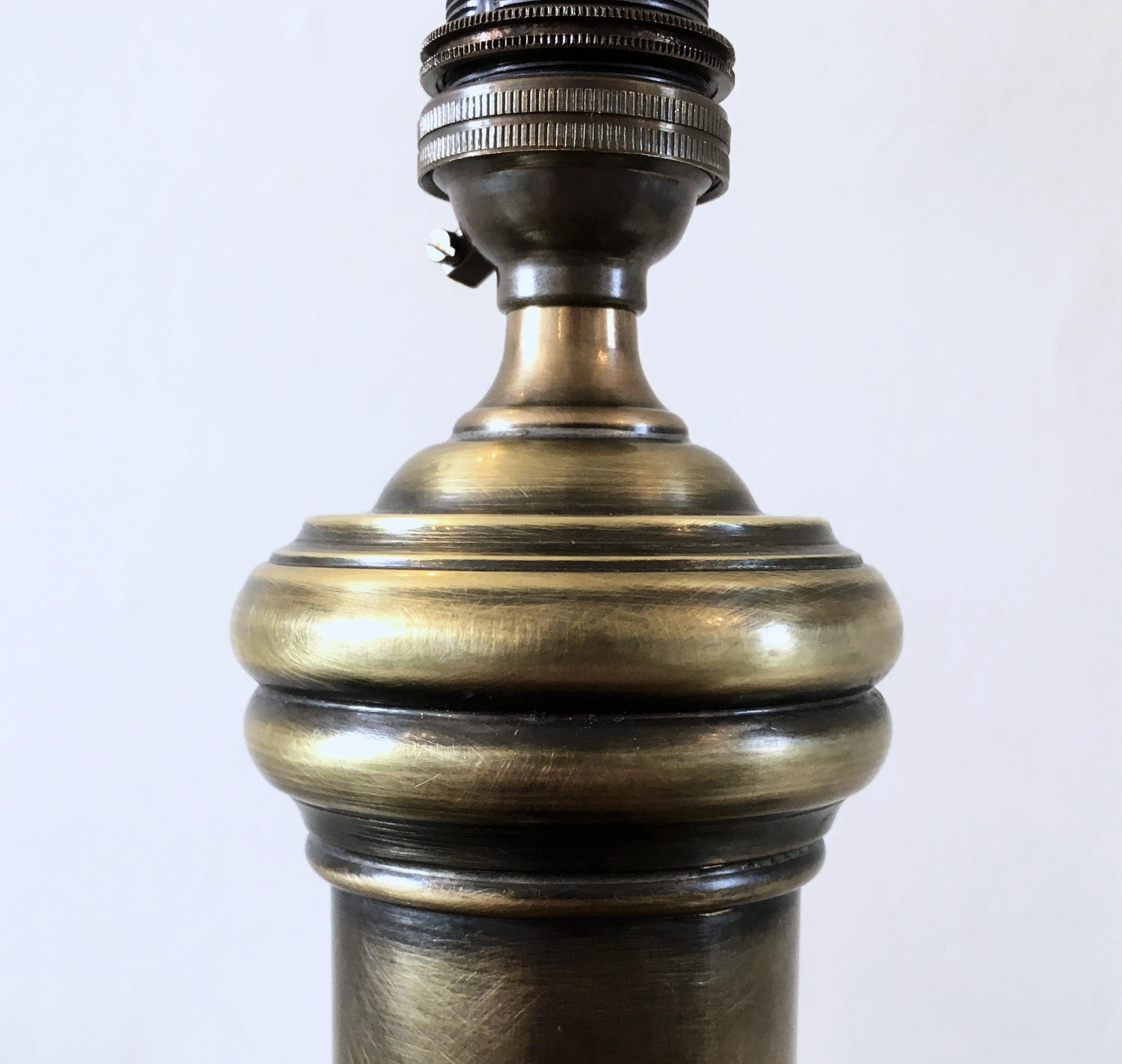Paire de lampes de table contemporaines en laiton bruni Excellent état - En vente à London, GB