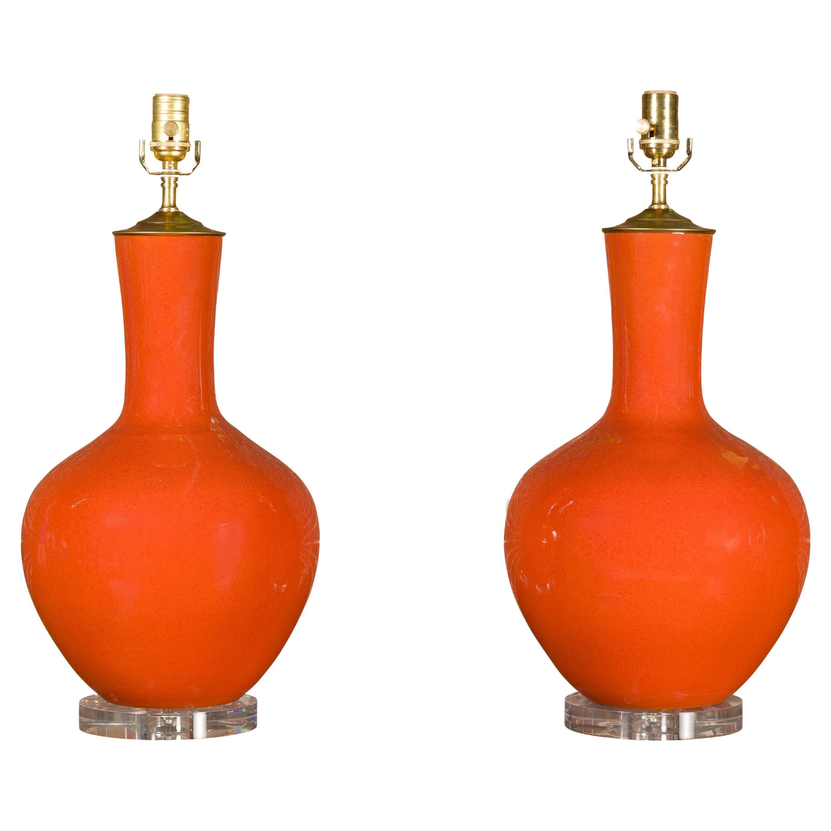 Paar gebrannte orangefarbene asiatische Porzellan-Tischlampen auf Lucite-Sockeln, USA verdrahtet