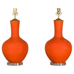 Paire de lampes de table en porcelaine asiatique orange brûlé sur socle en lucite, USA câblée