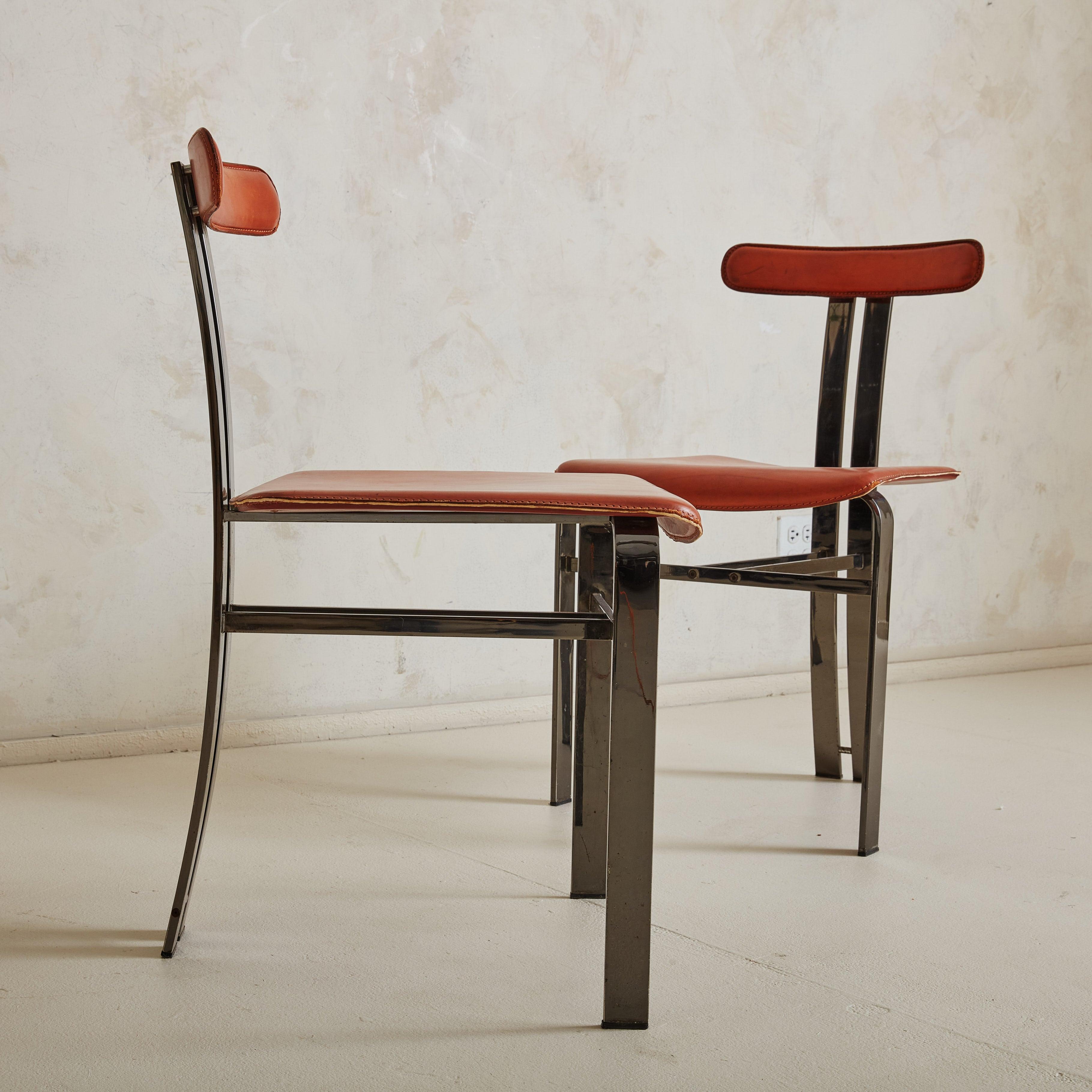 Ein Paar italienische Beistellstühle aus den 1970er Jahren, die an die avantgardistischen Entwürfe von Pierre Cardin erinnern. Die skulpturalen, verchromten Rahmen verfügen über sanft geschwungene T-förmige Rückenlehnen, abgerundete Vorderbeine und