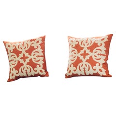 Paire de coussins en laine orange brûlé avec appliques en plumes
