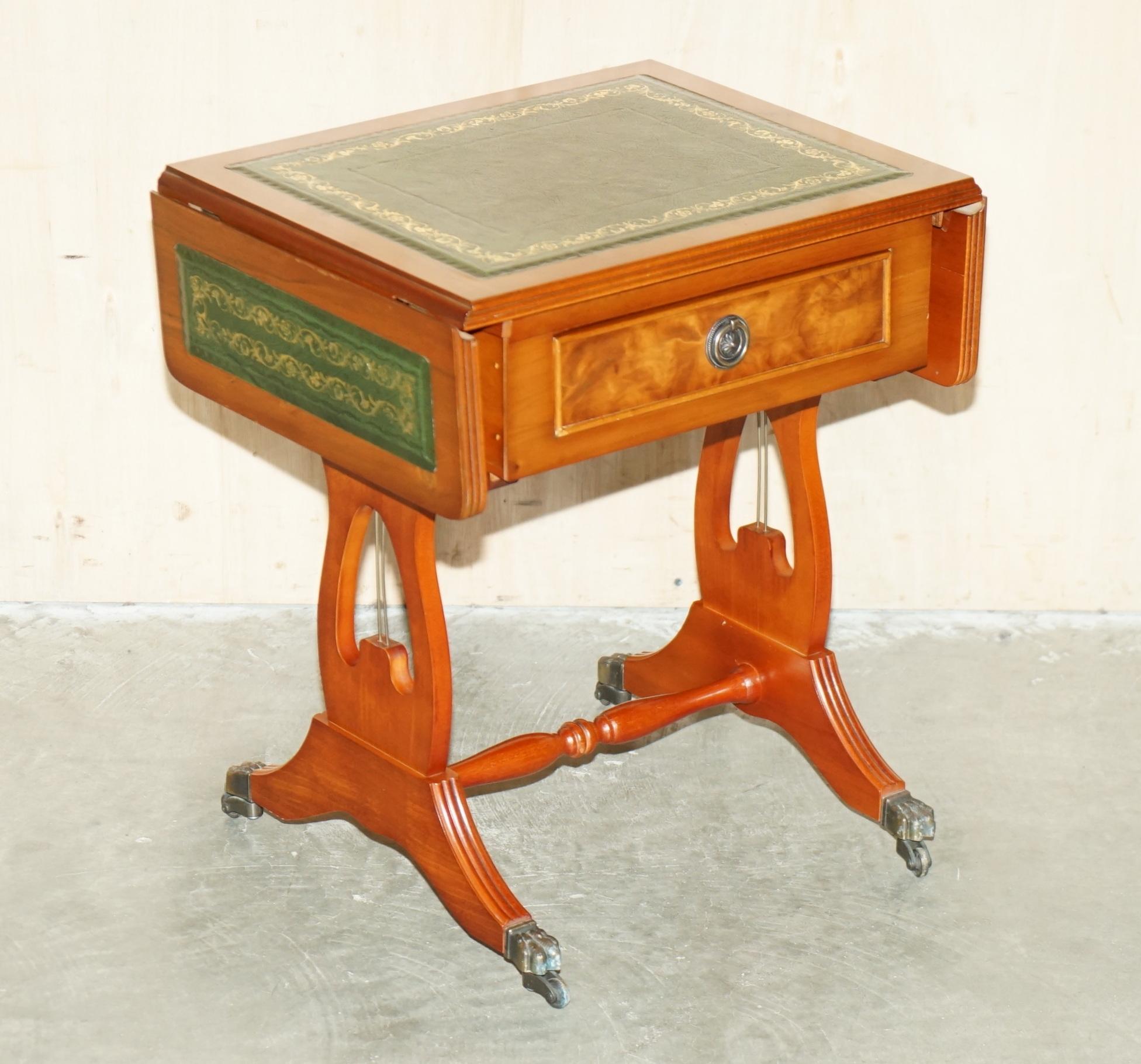 Royal House Antiques

The House Antiques a le plaisir de proposer à la vente cette étonnante et très rare paire de tables d'appoint vintage en ronce de noyer et cuir vert, avec plateaux extensibles et tiroirs simples. 

Veuillez noter que les frais