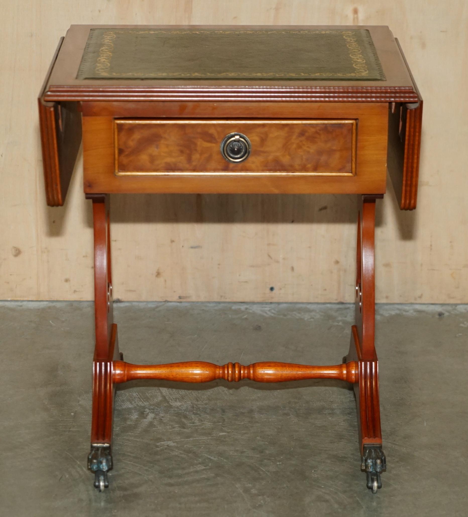 Regency Paire de tabliers d'appoint à l'extrémité latérale en cuir brun-jaune avec castors en pattes de lions en vente