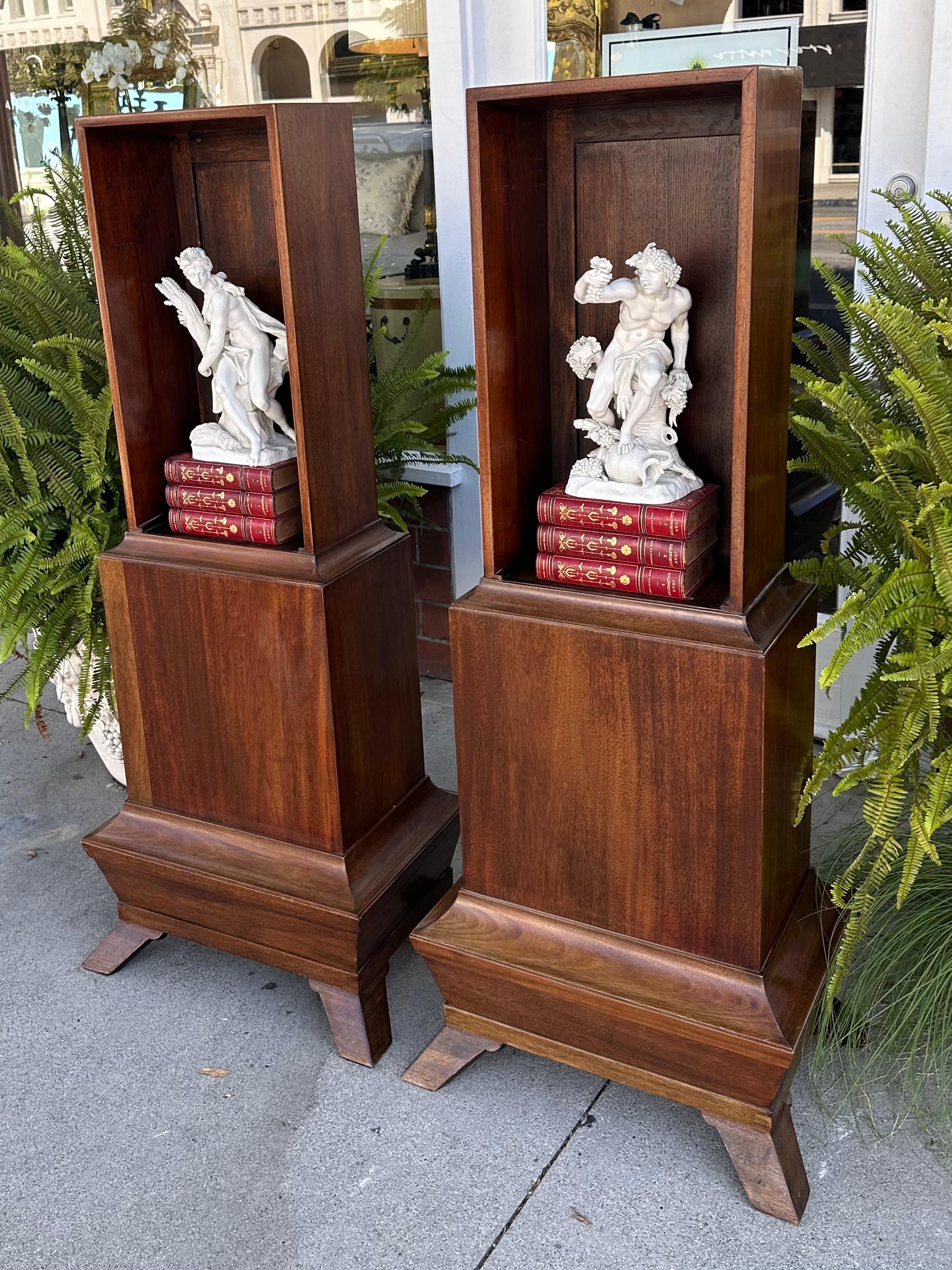 Coppia di vetrine con piedistallo in stile Biedermeier di Burton-Ching. Statue e libri non sono inclusi.
