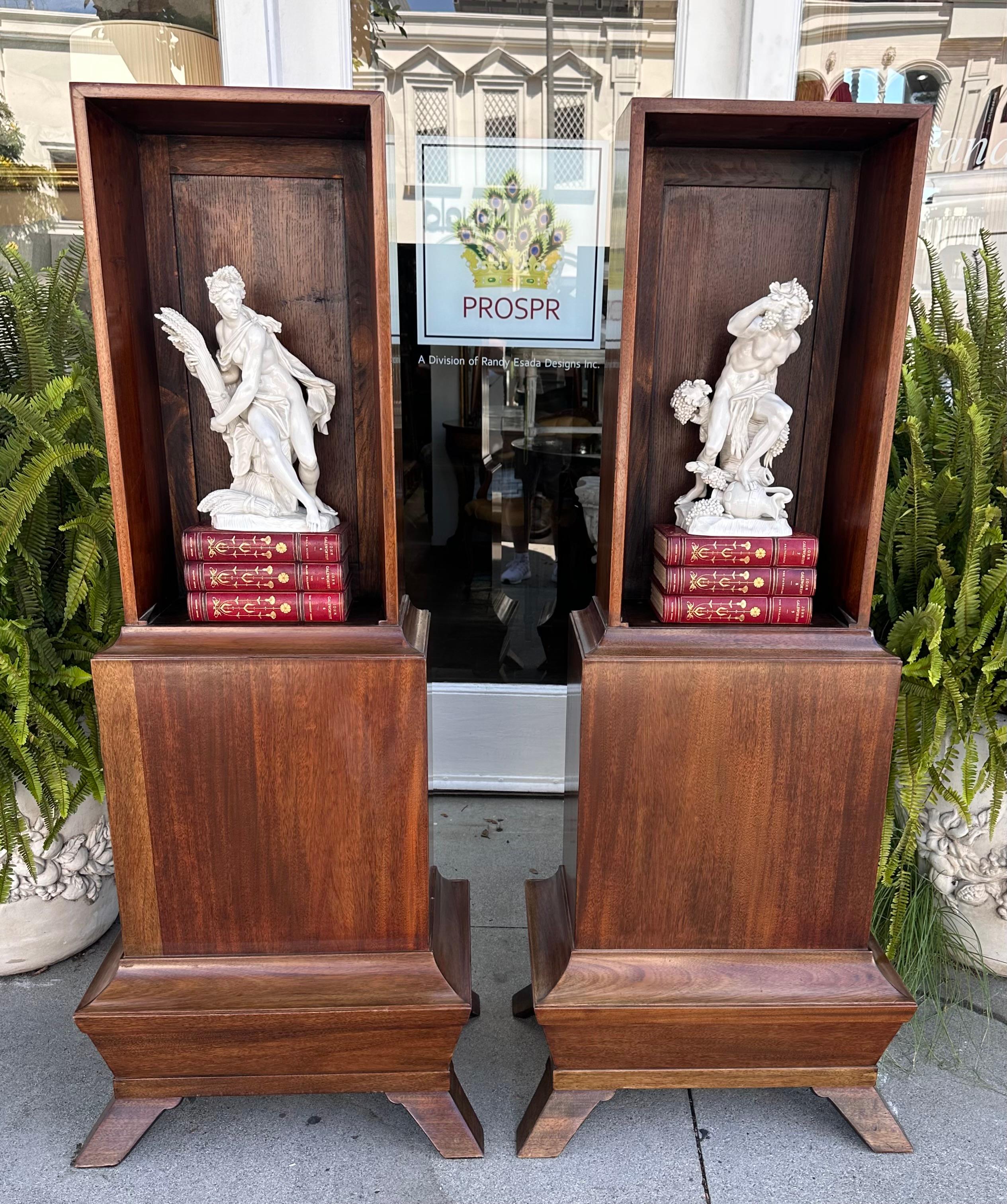 Americano Coppia di vetrine con piedistallo in stile Burton-Ching Biedermeier in vendita
