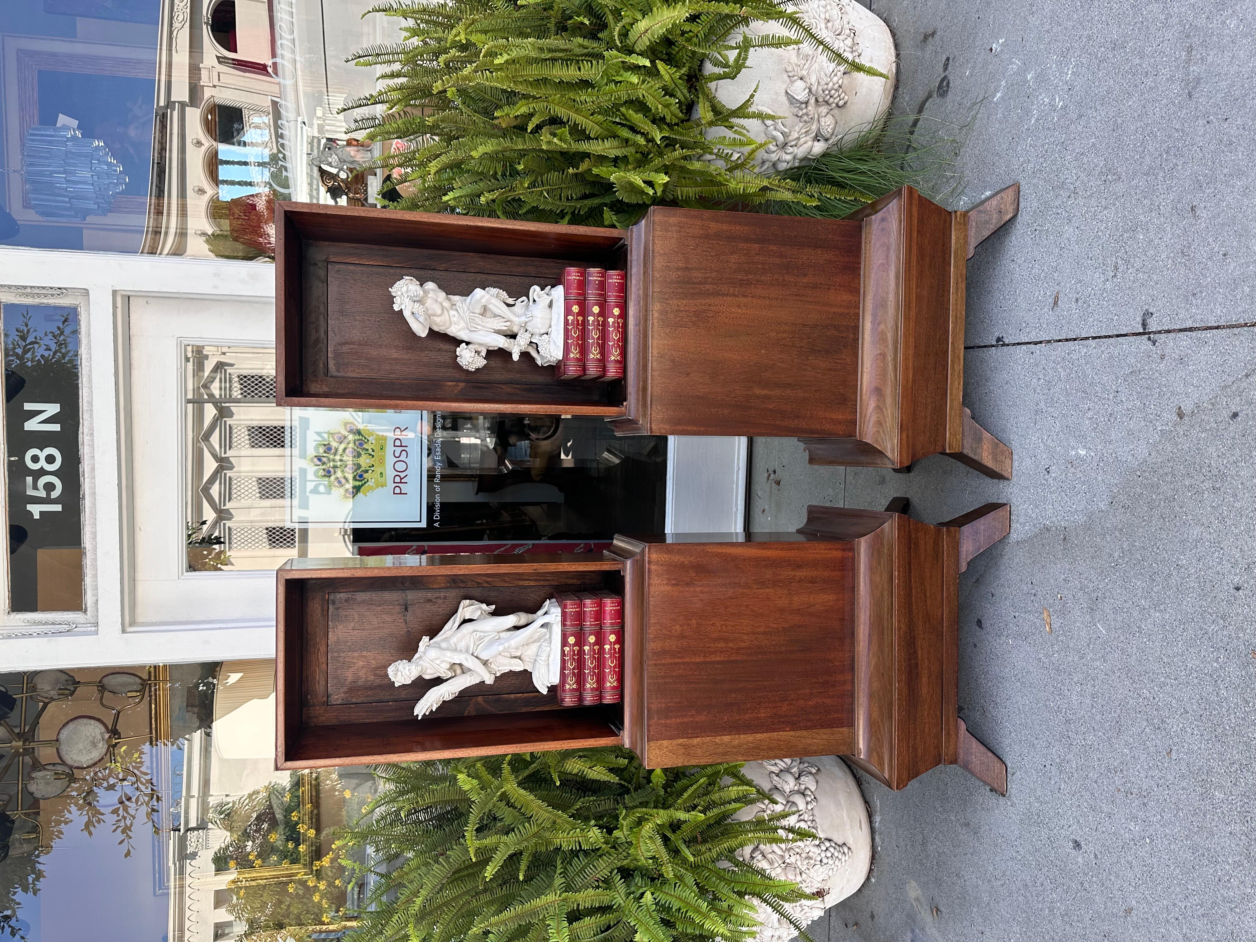 Coppia di vetrine con piedistallo in stile Burton-Ching Biedermeier In condizioni buone in vendita a LOS ANGELES, CA