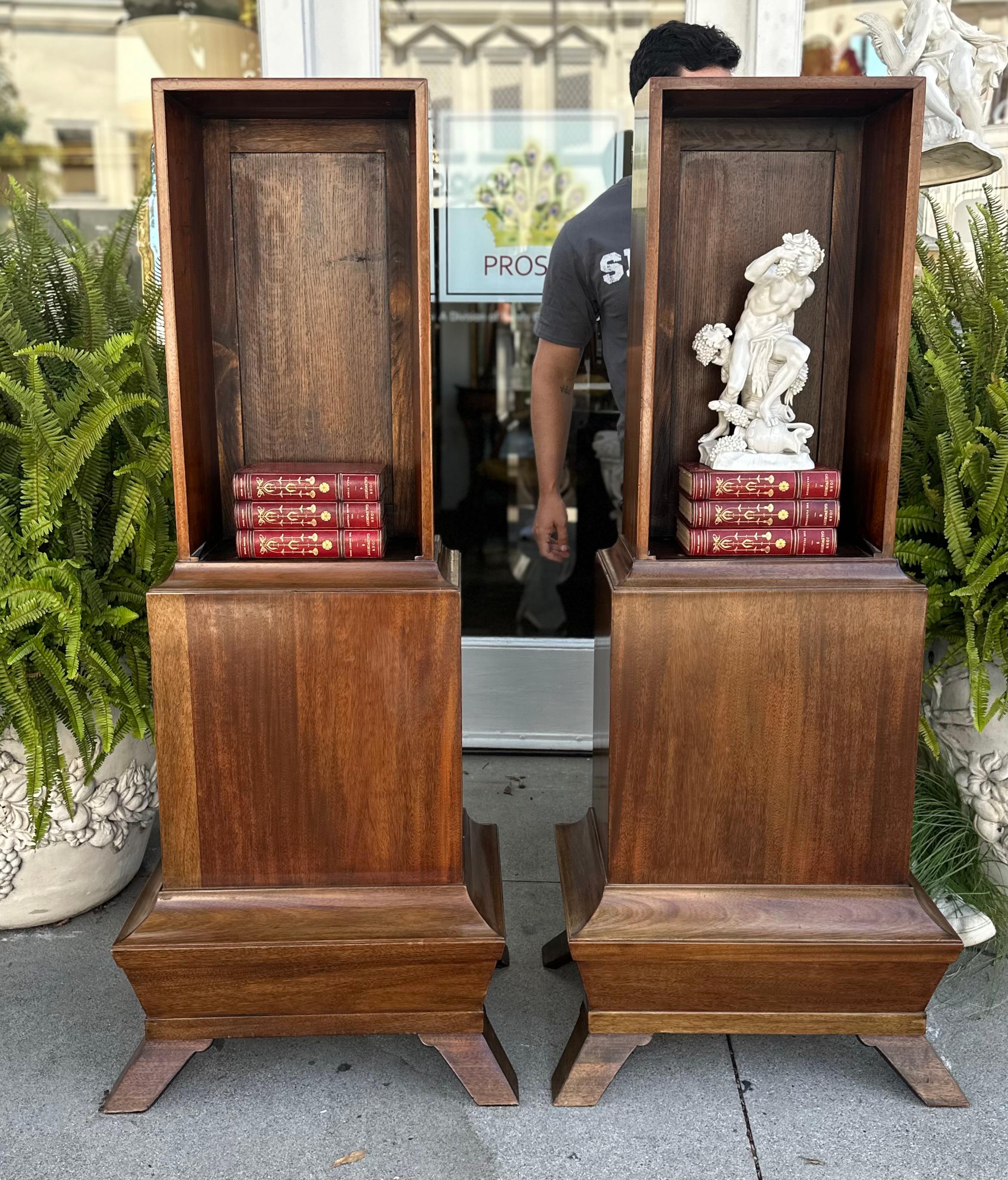 XXI secolo e contemporaneo Coppia di vetrine con piedistallo in stile Burton-Ching Biedermeier in vendita