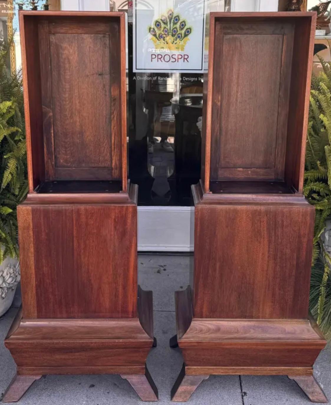 Legno Coppia di vetrine con piedistallo in stile Burton-Ching Biedermeier in vendita