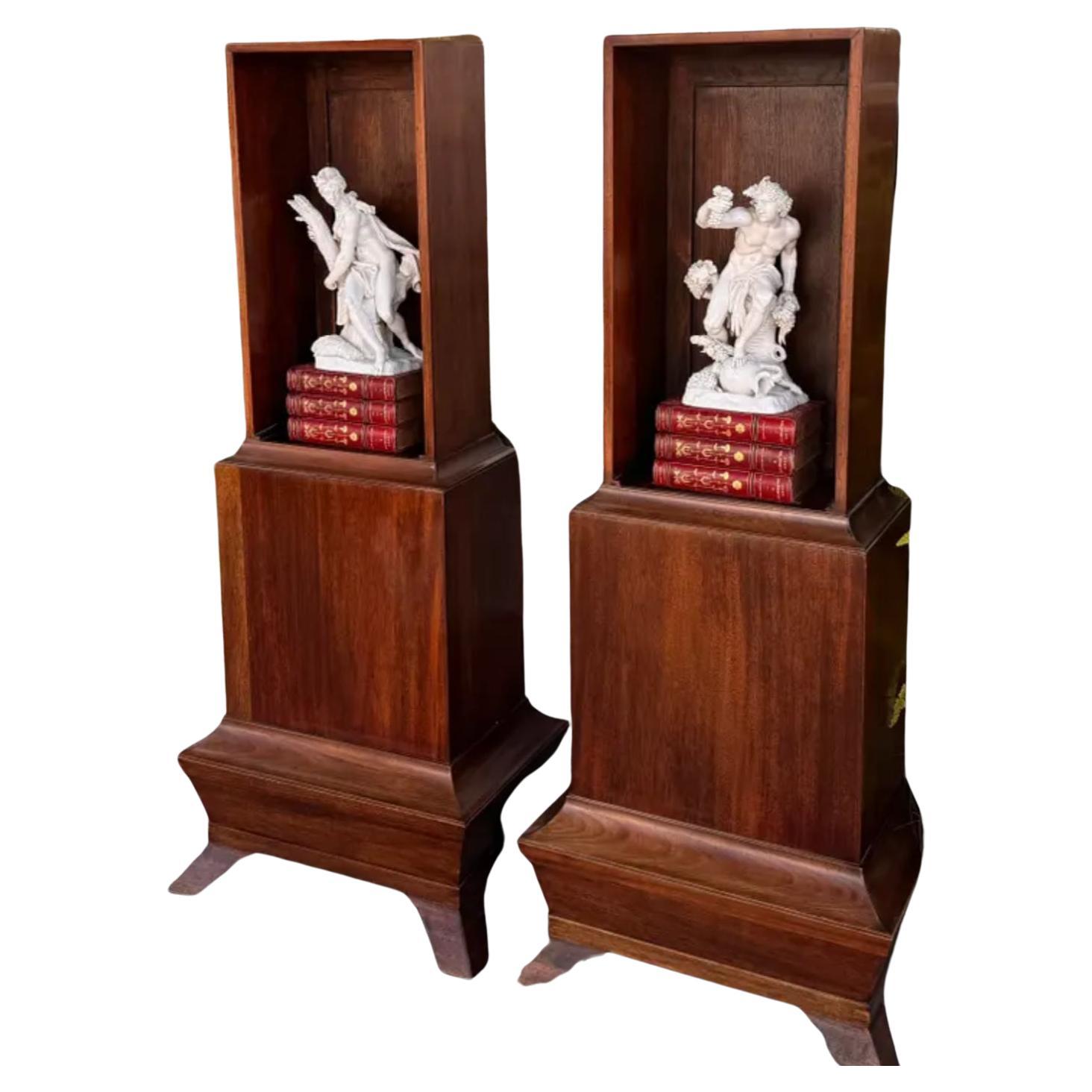 Paar Burton-Ching Biedermeier Reliquienschreine The Pedestal Vitrinen