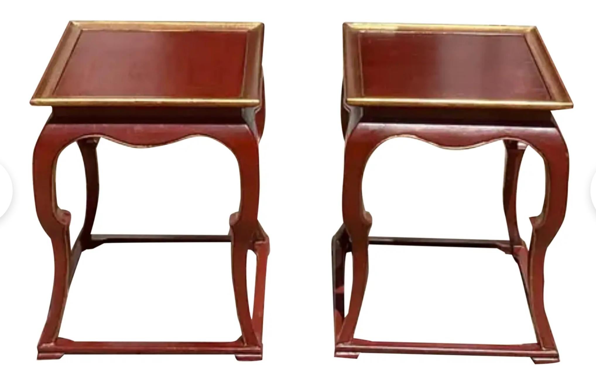 Paar rot lackierte chinesische quadratische Tische von Burton Ching Ltd im Zustand „Gut“ in LOS ANGELES, CA