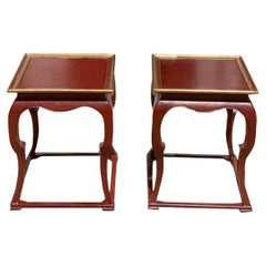 Pareja de mesas cuadradas chinas Burton Ching Ltd lacadas en rojo