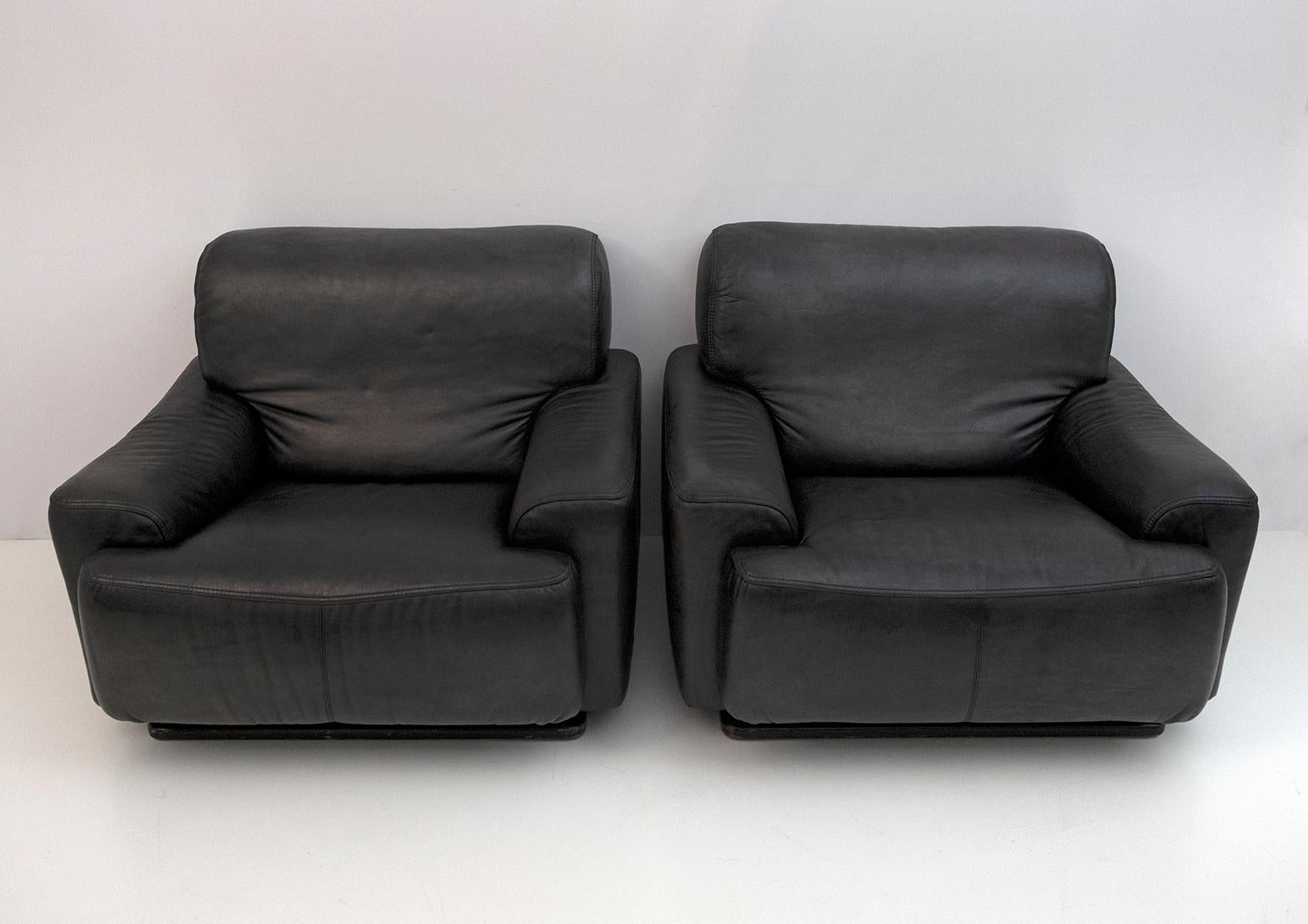 Late 20th Century Pair of Busnelli Mid-Century Modern Italian Leather Armchairs, 1970s For Sale