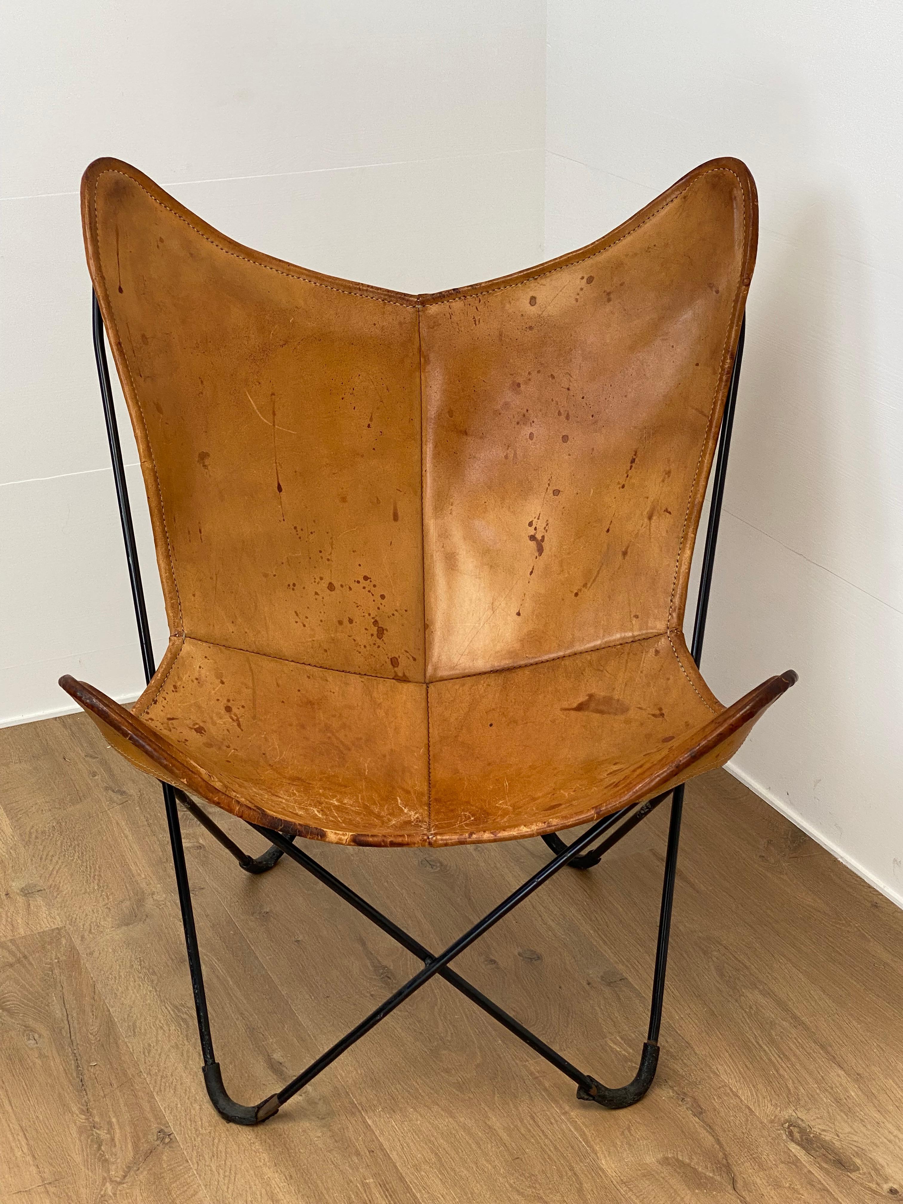 Patinated Pair Of Butterfly Chairs for Knoll For Sale