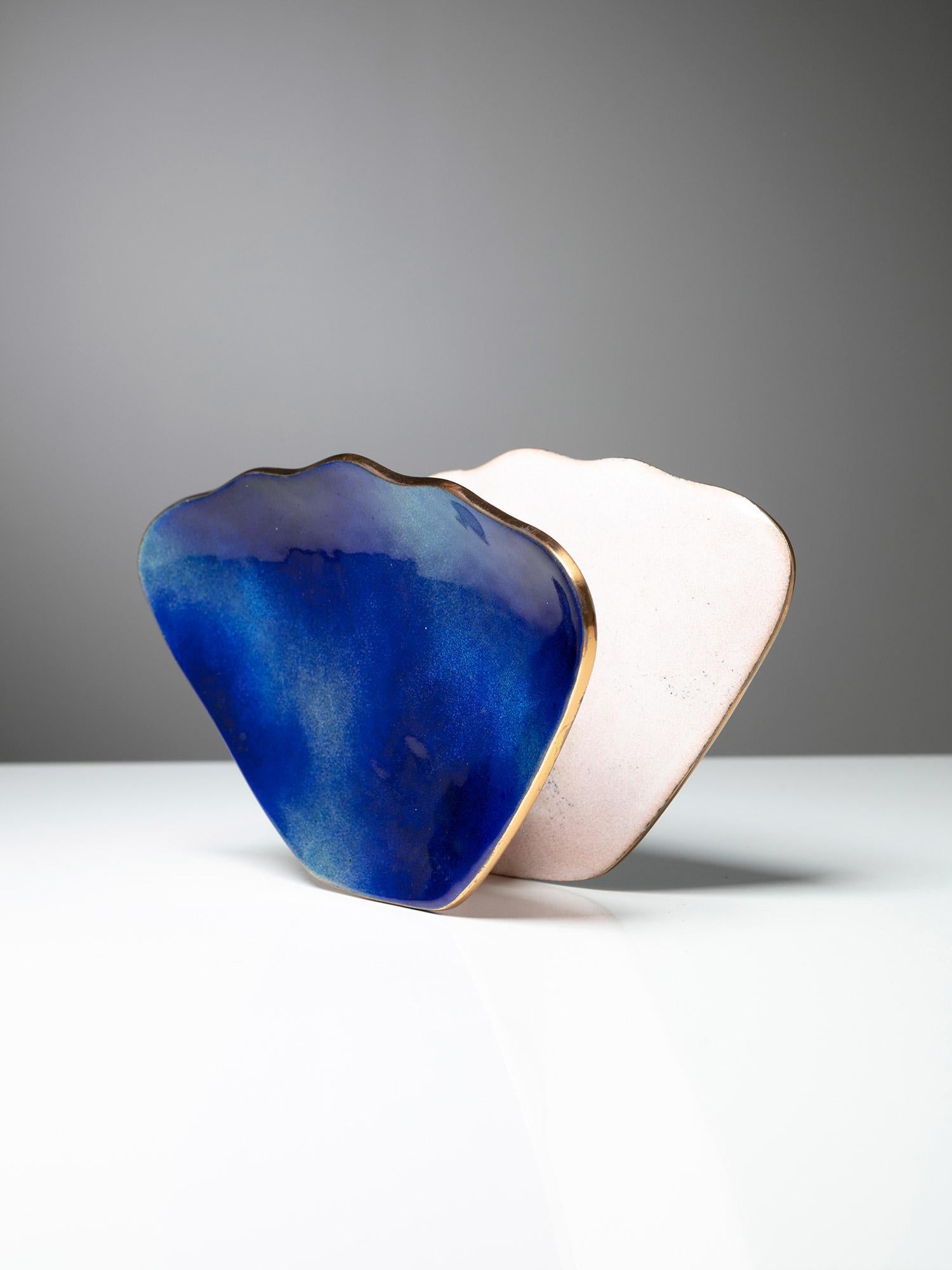 Zwei Türgriffe von Paolo De Poli für VIS.
Schmetterlingsförmige Kupferteller mit wunderschöner blauer und blassrosa Emaille.
Die Teile können als Gegenstücke an Glas- oder Metalltüren oder nebeneinander verwendet werden.
Literatur auf Anfrage