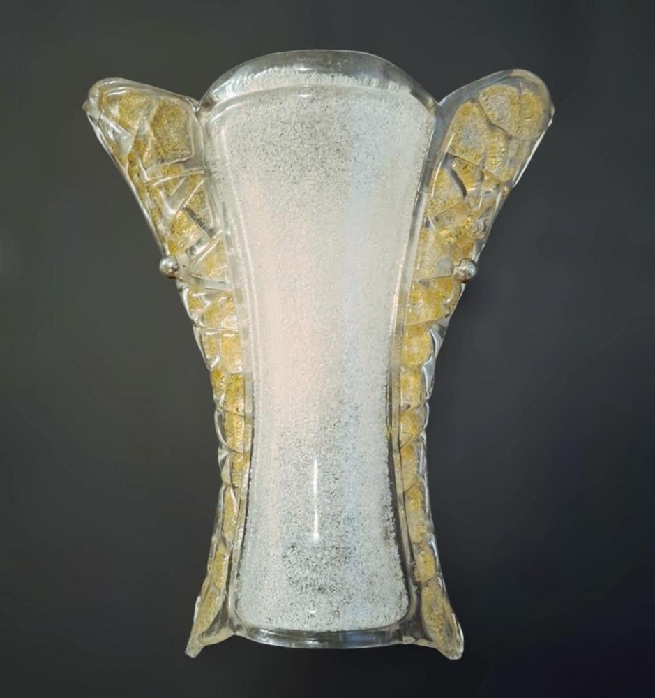 Applique d'epoca italiana con paralumi in vetro di Murano trasparente soffiato a mano con la tecnica della graniglia bianca e ambrata per ottenere un effetto granulare / Made in Italy nello stile di Barovier&Toso, circa 1960
Misure: larghezza 12