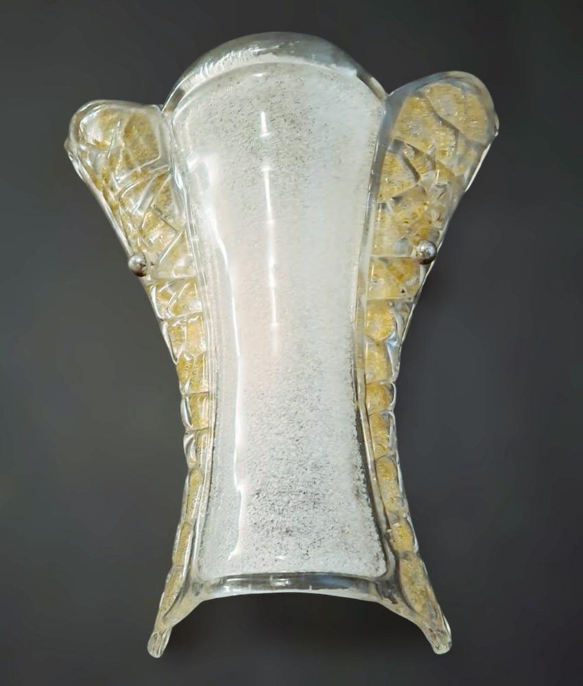Coppia di lampade a farfalla di Graniglia In condizioni buone in vendita a Los Angeles, CA