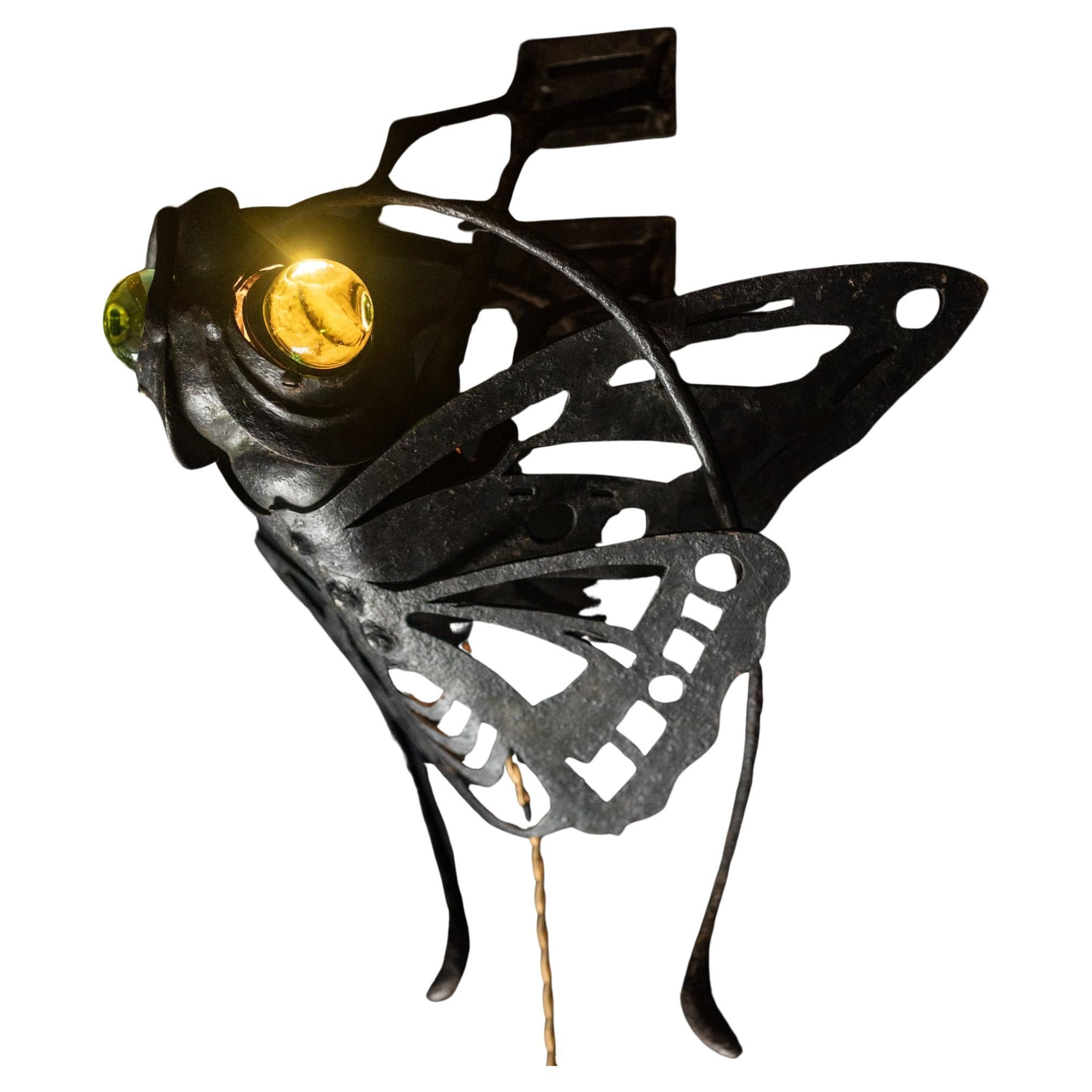 Pareja de candelabros mariposa de Alessandro Mazzucotelli en venta