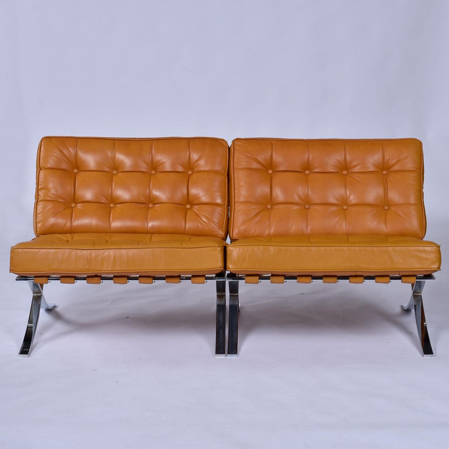Fin du 20e siècle Paire de chaises Barcelona en cuir caramel et chrome en vente
