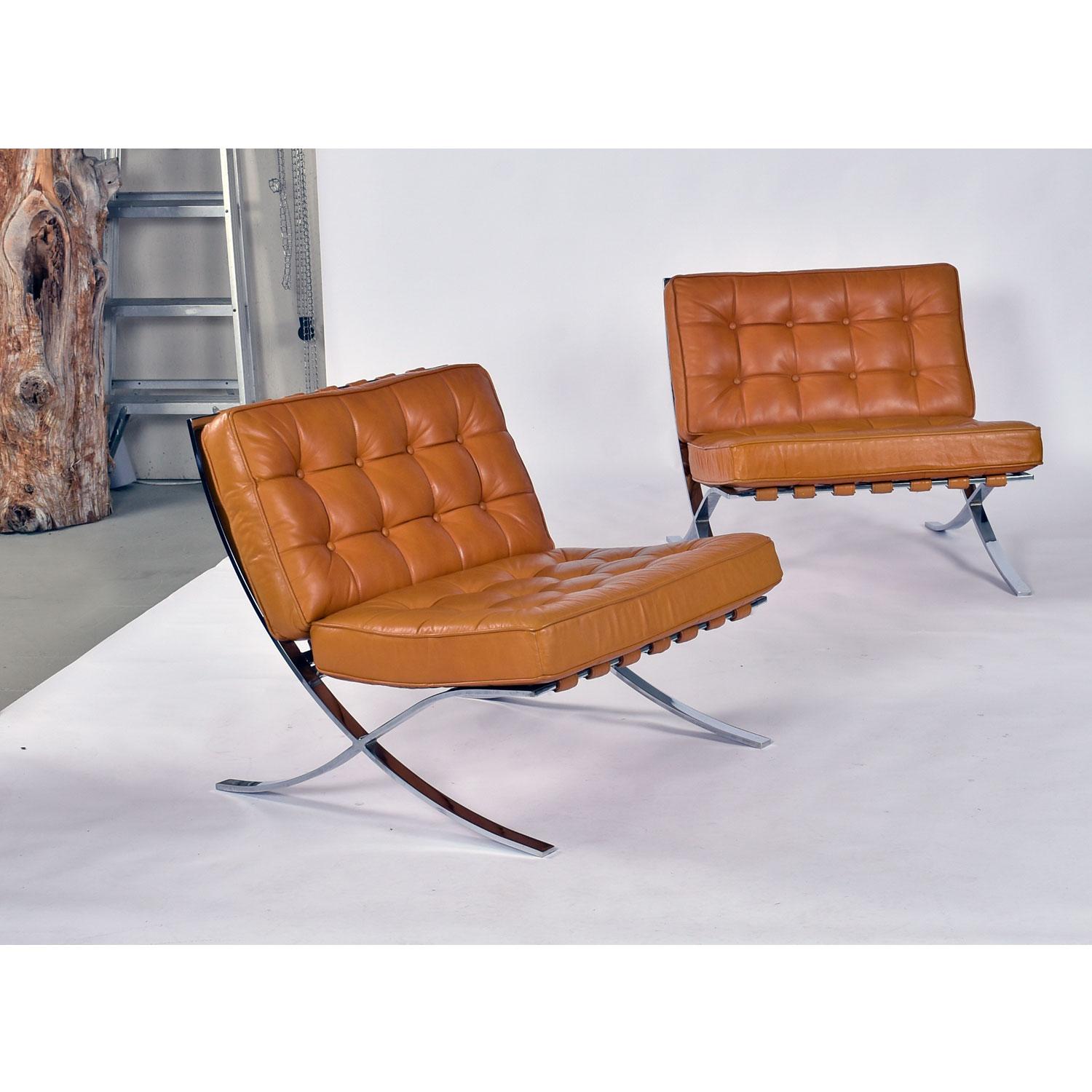 Mid-Century Modern Paire de chaises Barcelona en cuir caramel et chrome en vente
