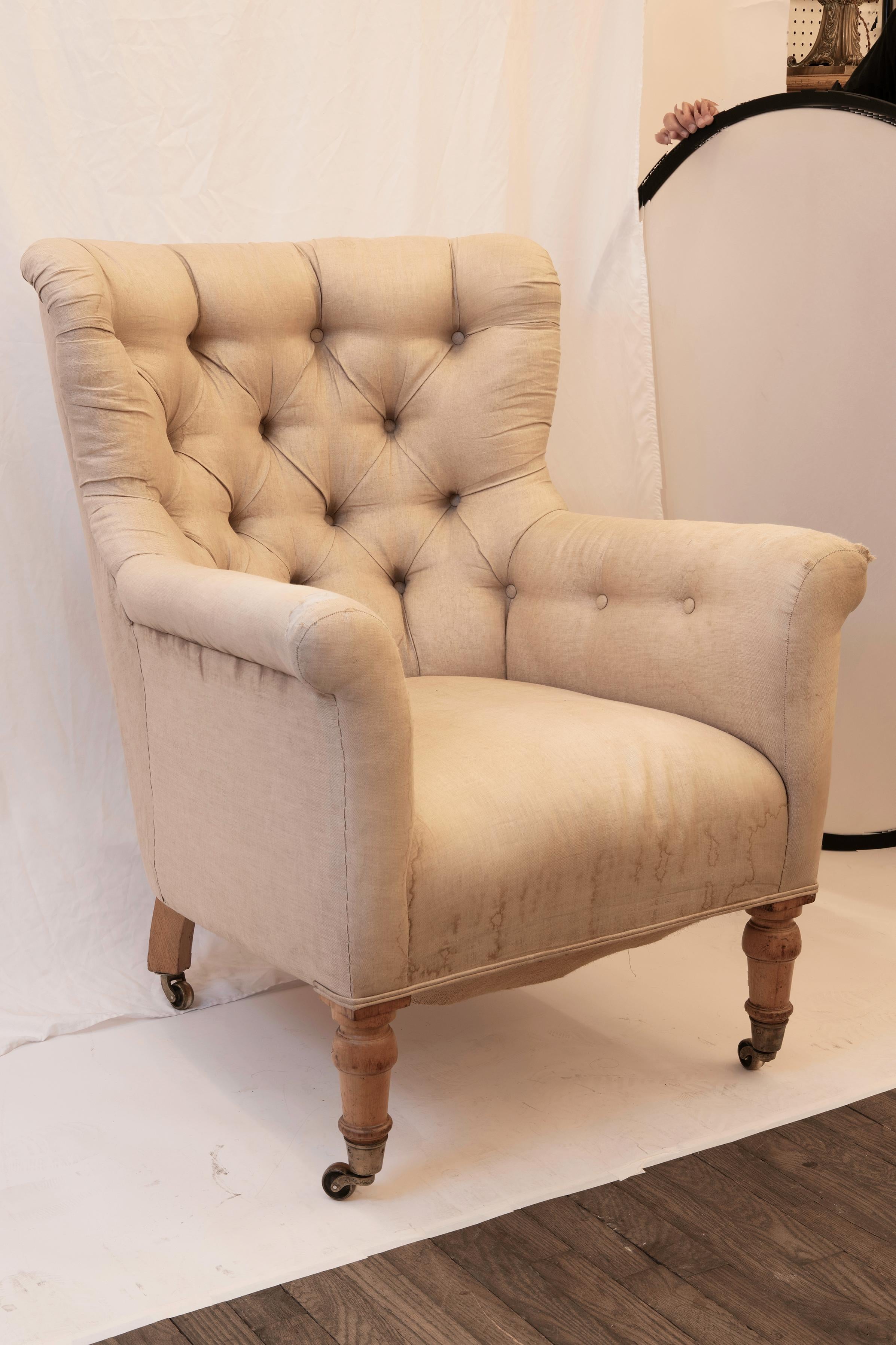 Pareja de sillones con respaldo de botones Inglés en venta