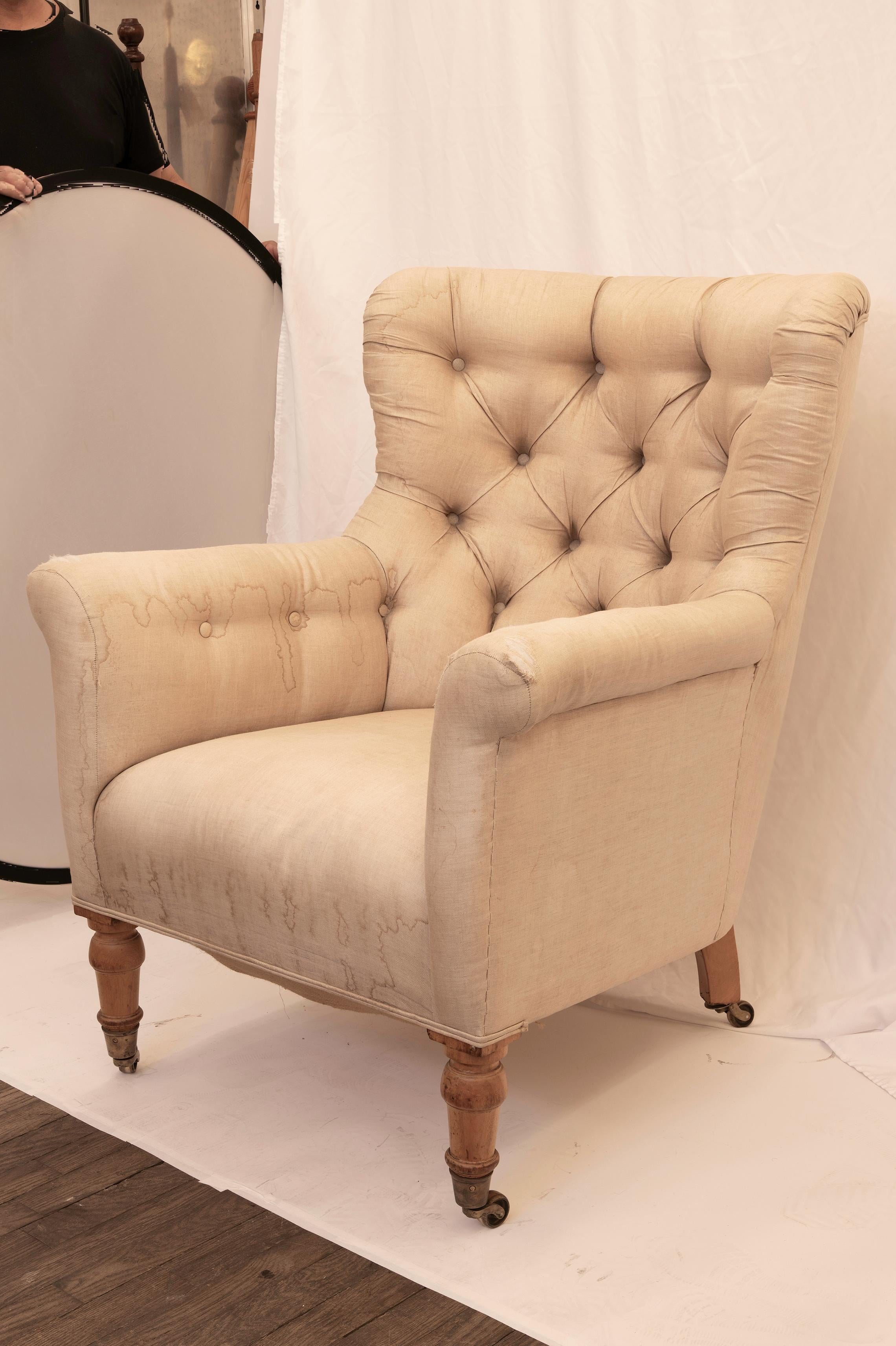Pareja de sillones con respaldo de botones en Desgastado estado para la venta en New York, NY