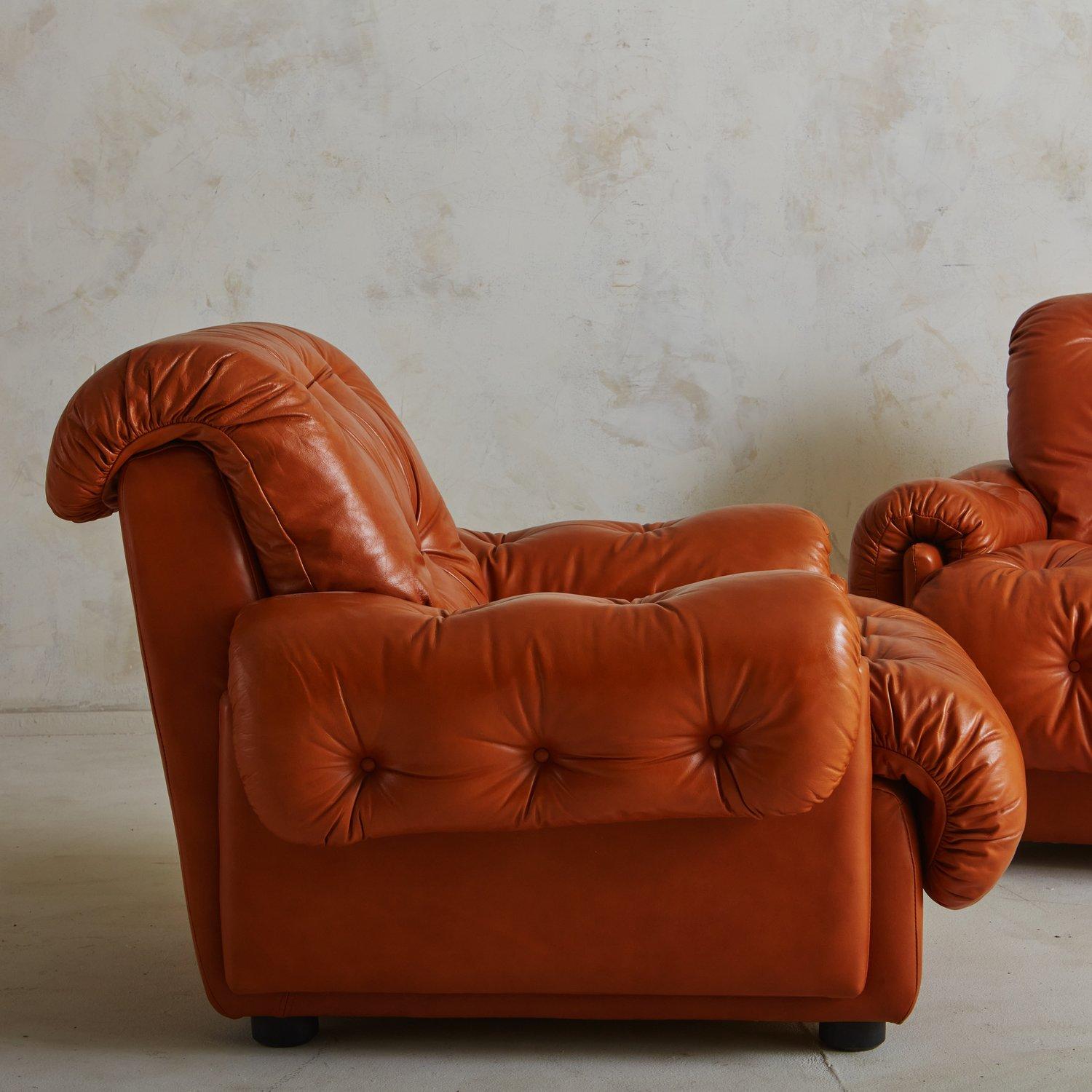 Mid-Century Modern Pair of Button Tufted Cognac Leather Lounge Chairs, Italy, 1960s