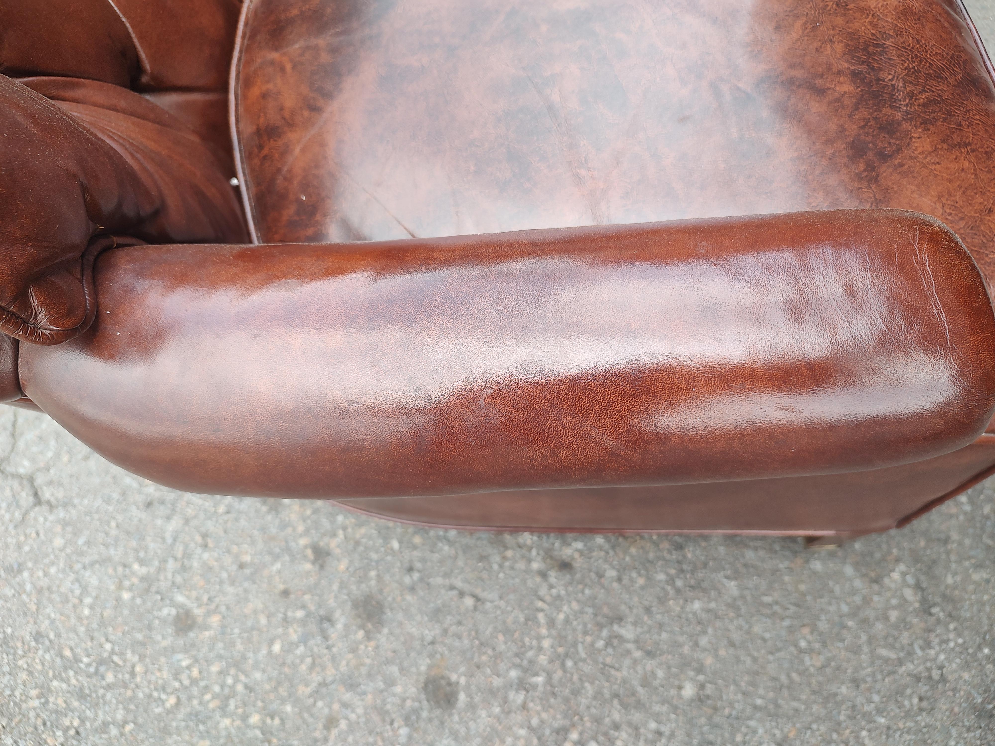 Laiton Paire de fauteuils club en cuir touffeté à boutons de Bloomingdales Brothers C1965 en vente