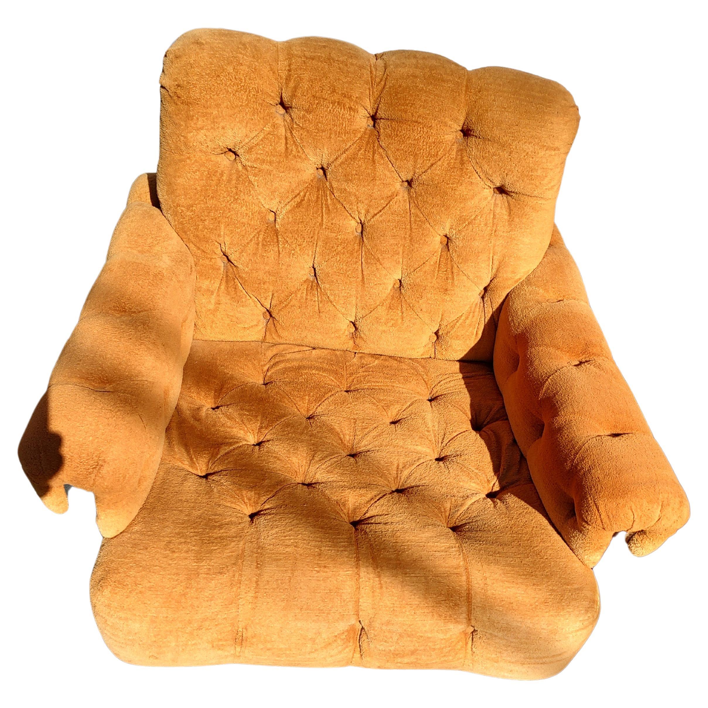 Bellissima coppia di sedie da salotto con bottoni arancioni e basi cromate. Il tessuto sembra essere originale e in buone condizioni di manutenzione. Nessuna macchia o odore, nessun danno, manca un bottone. Il cromo sarà lucidato al momento della
