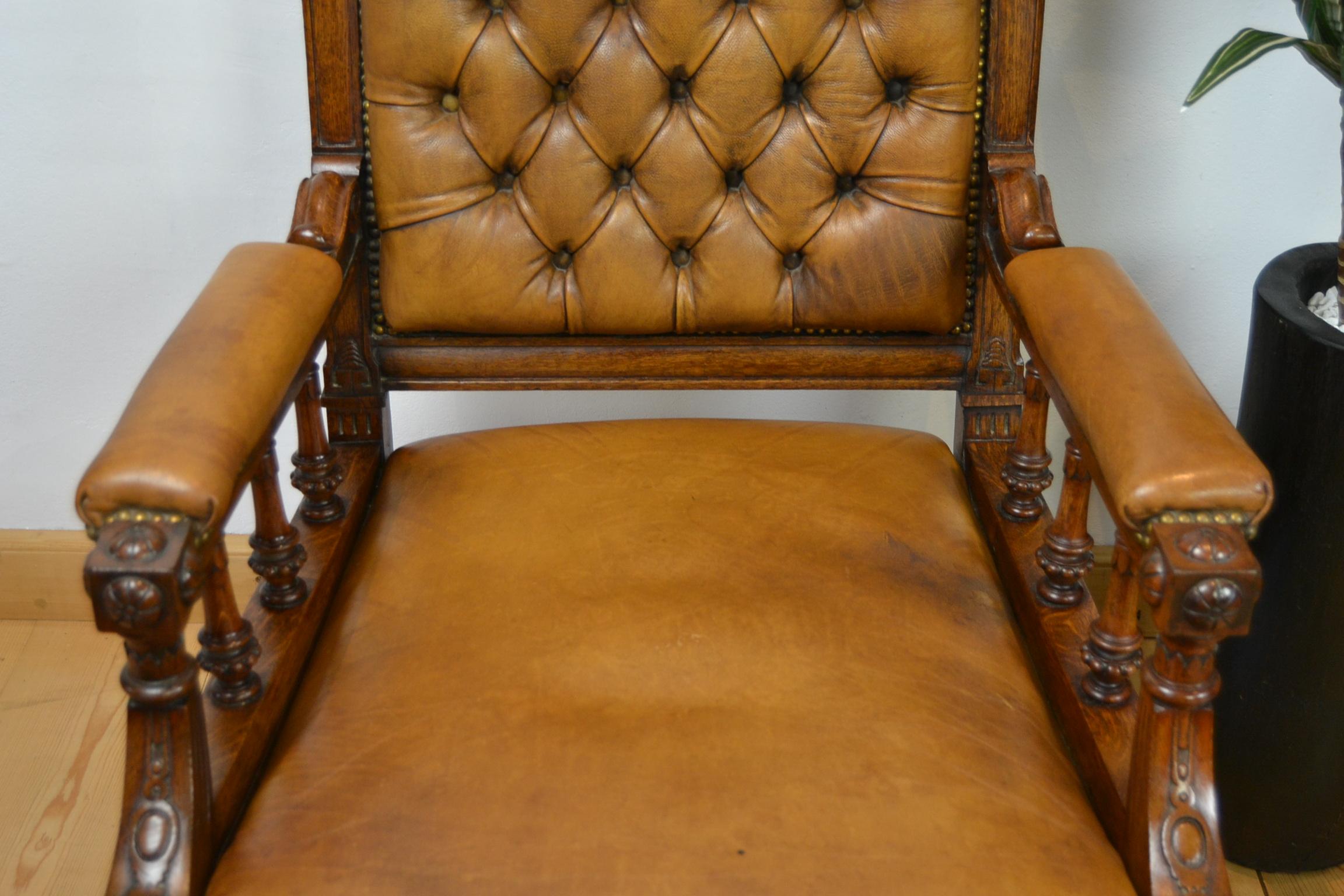 Ottone Coppia di sedie da biblioteca in pelle abbottonata, fine XIX secolo, Inghilterra in vendita