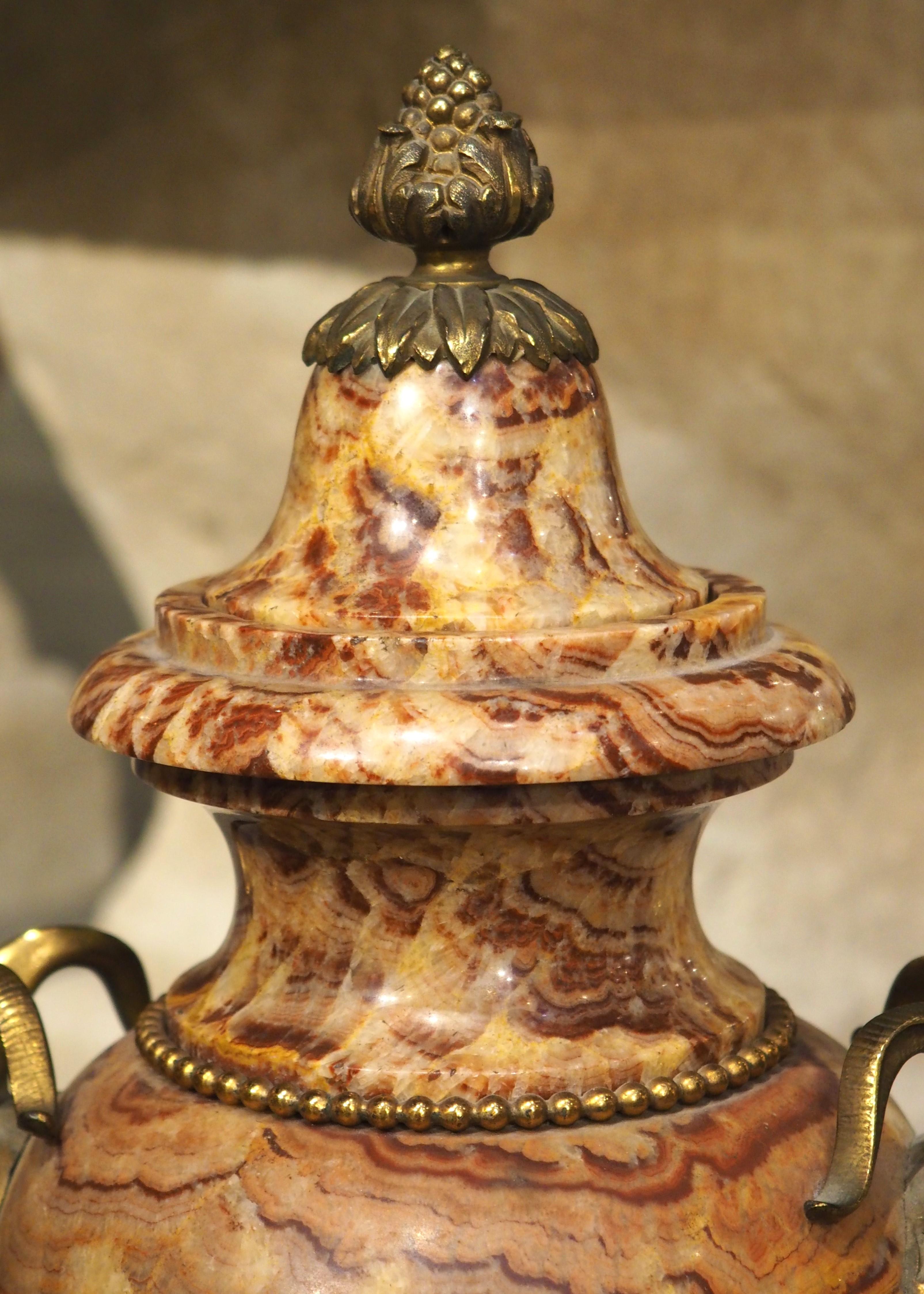 Paar französische Cassolettes aus geschnitztem Marmor und vergoldeter Bronze im Louis-XVI.-Stil aus der Zeit um 1880 im Angebot 2