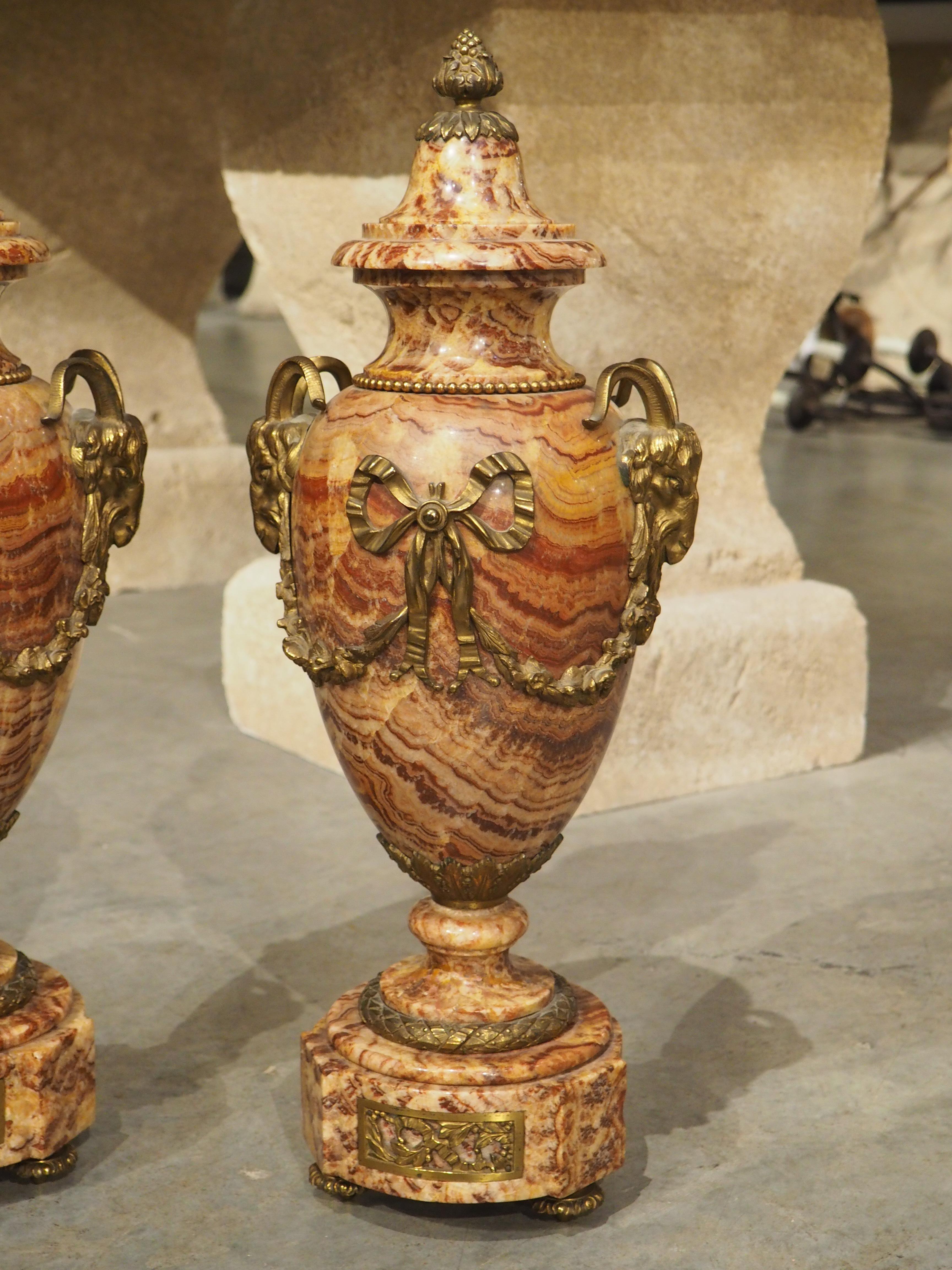 Doré Paire de cassolettes en marbre sculpté et bronze doré de style Louis XVI français C.C. 1880 en vente