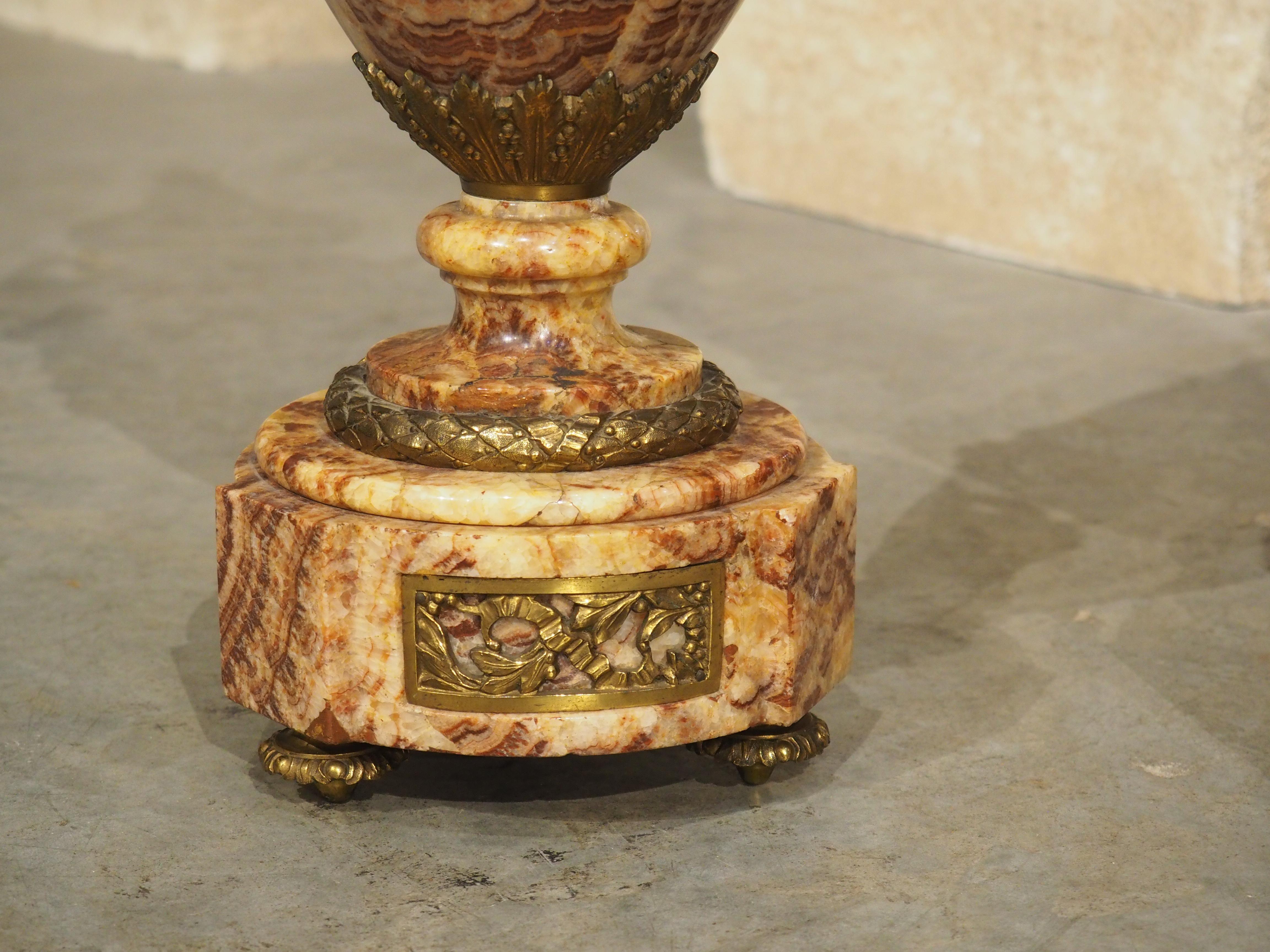 Paire de cassolettes en marbre sculpté et bronze doré de style Louis XVI français C.C. 1880 Bon état - En vente à Dallas, TX