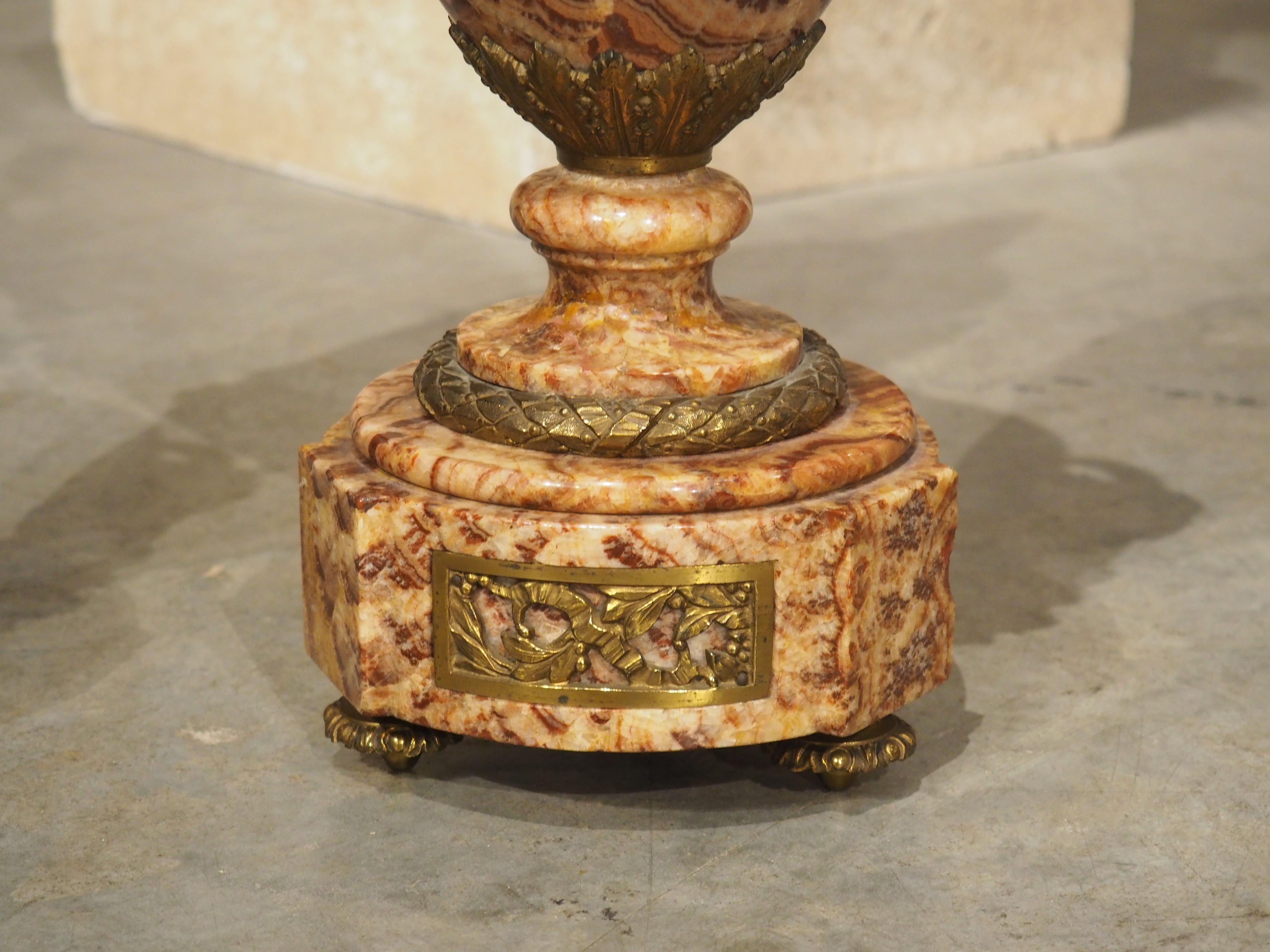Paar französische Cassolettes aus geschnitztem Marmor und vergoldeter Bronze im Louis-XVI.-Stil aus der Zeit um 1880 im Zustand „Gut“ im Angebot in Dallas, TX