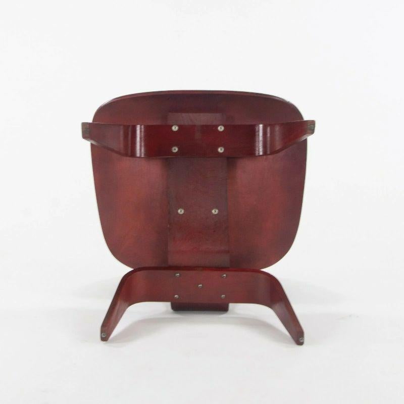 Paire de chaises longues Eames LCW d'Herman Miller, vers 1953, en bois et aniline rouge restaurée en vente 3