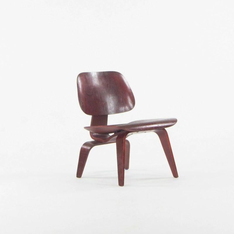 Moderne Paire de chaises longues Eames LCW d'Herman Miller, vers 1953, en bois et aniline rouge restaurée en vente