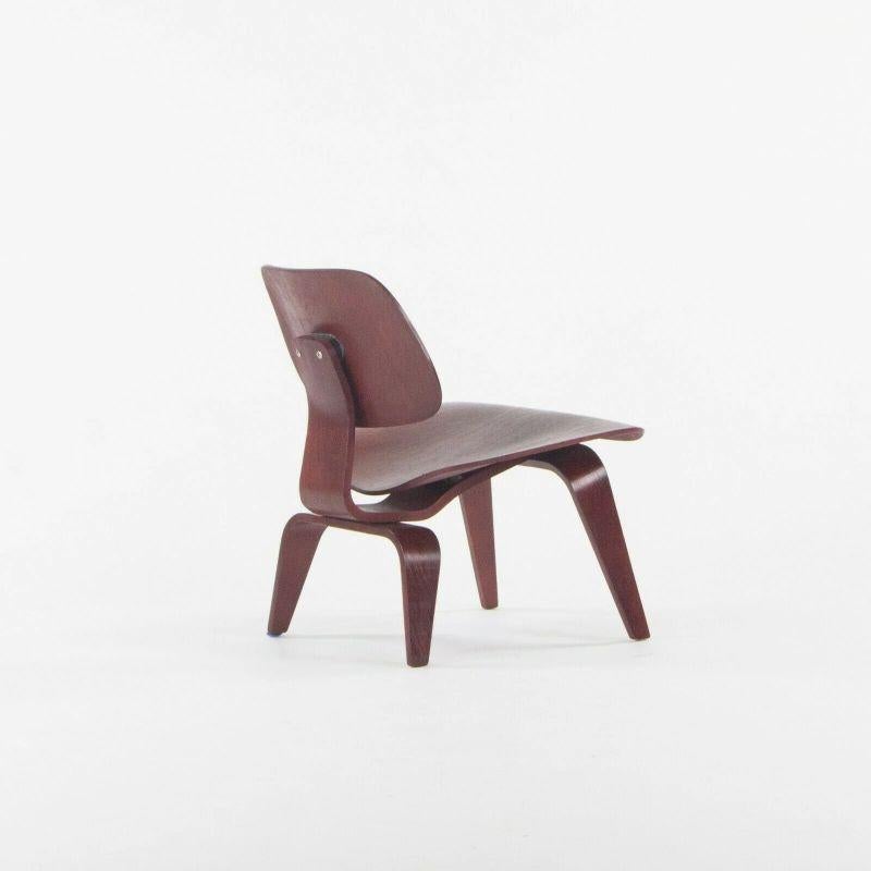 Paire de chaises longues Eames LCW d'Herman Miller, vers 1953, en bois et aniline rouge restaurée Bon état - En vente à Philadelphia, PA