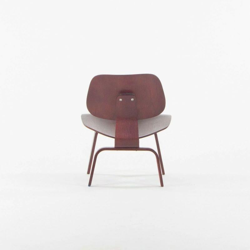 Milieu du XXe siècle Paire de chaises longues Eames LCW d'Herman Miller, vers 1953, en bois et aniline rouge restaurée en vente